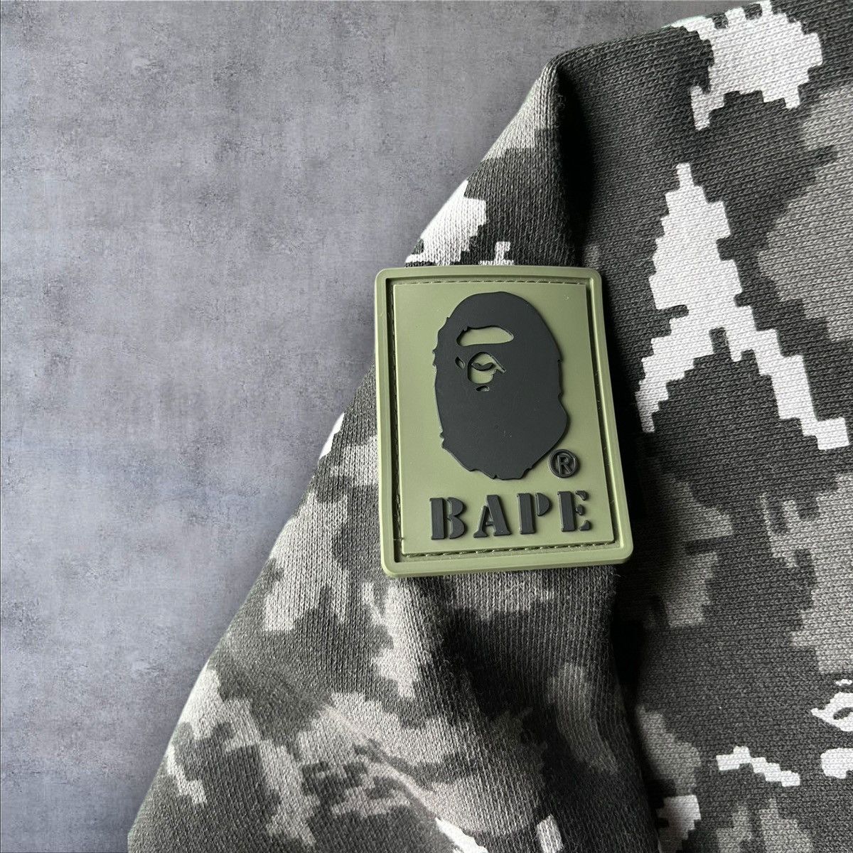 Bape USED BAPE DIGITAL CAMO SHARK CREWNECK “BLACK” SIZE XL Size US XL / EU 56 / 4 - 4 Thumbnail