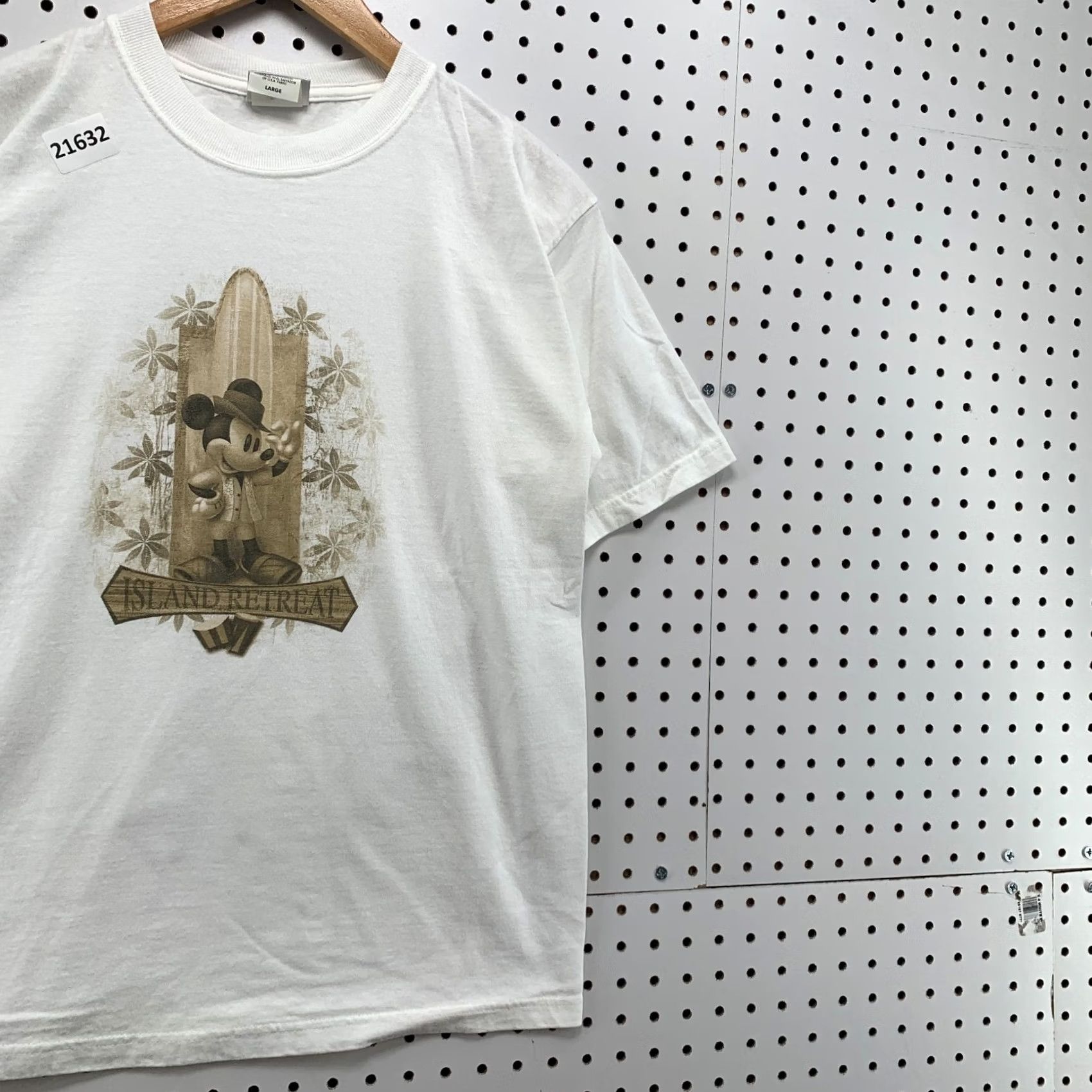 Disney VINTAGE Disney Island Retreat T-Shirt Unisex Adults Large White Mickey Mouse Surfer 19.5x26.5 Size US L / EU 52-54 / 3 - 4 Thumbnail