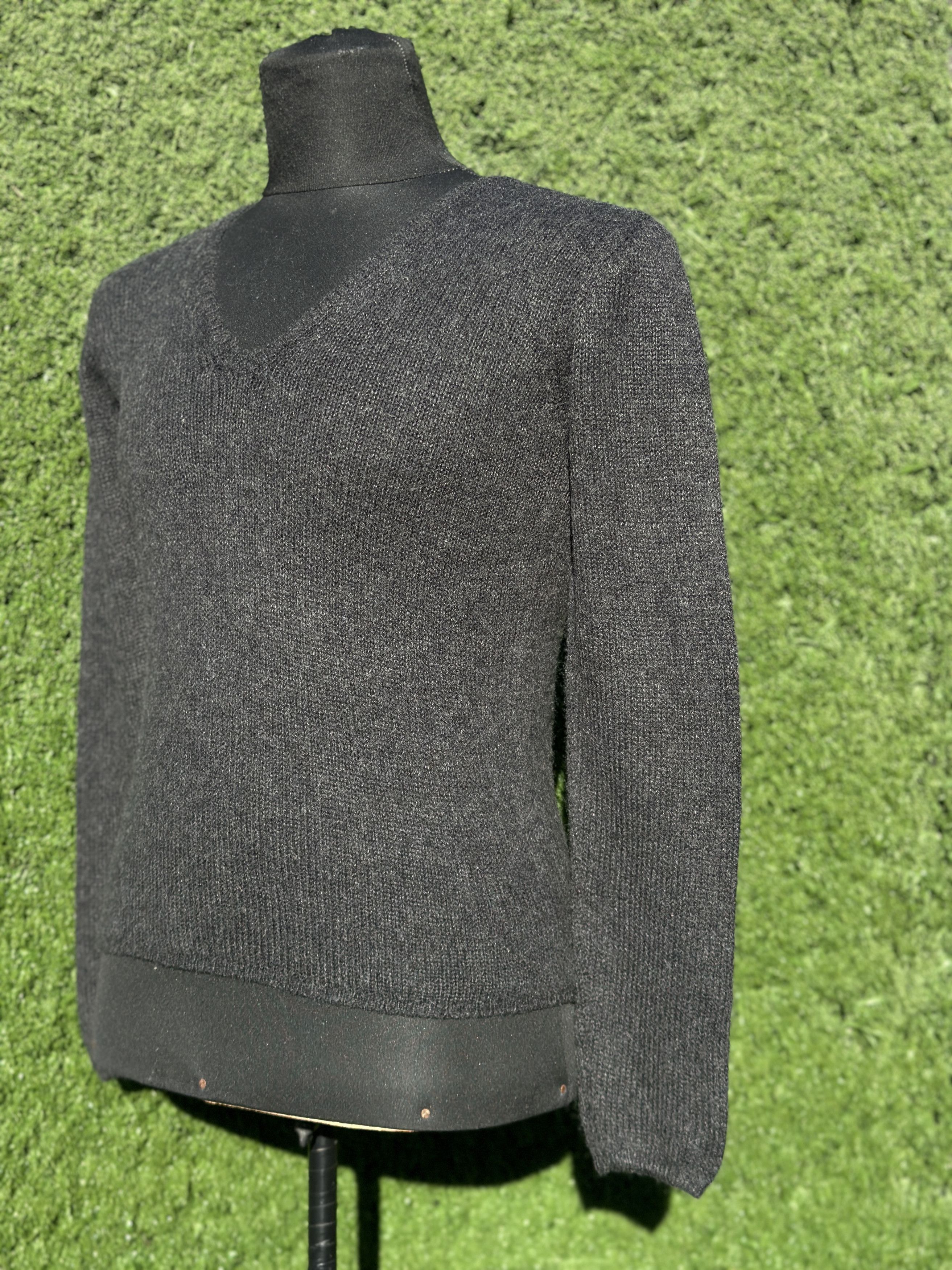 Prada Prada 100% Cashmere V-Neck Slim Knit Sweater Size 40 IT Size S / US 4 / IT 40 - 6 Thumbnail