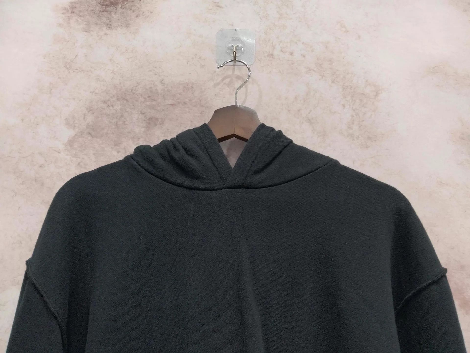 Louis Vuitton LV Black Logo Letter Hoodie L Size US L / EU 52-54 / 3 - 6 Thumbnail
