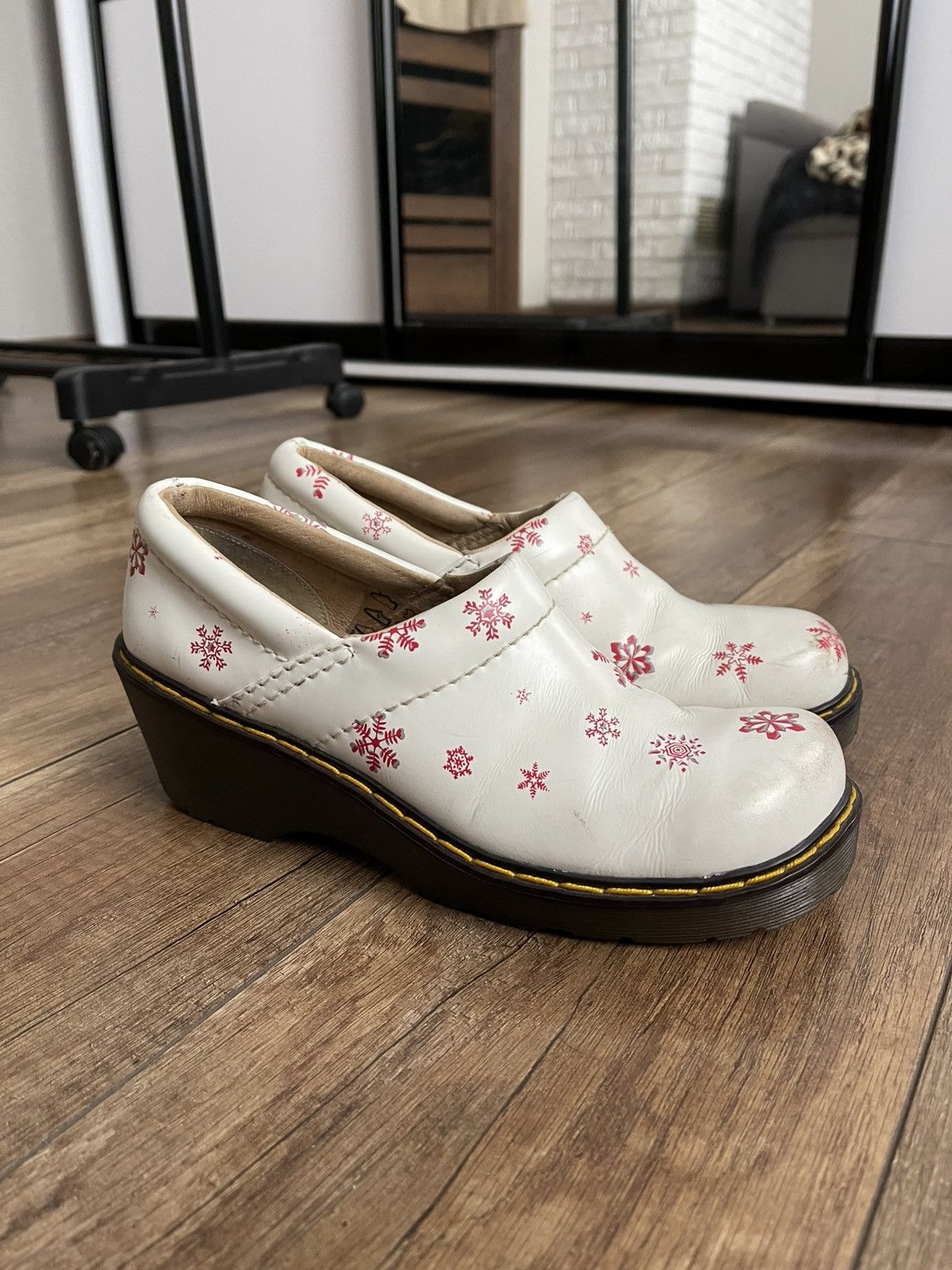 Dr. Martens Dr Martens Snowflake Boots Low Top Size US 6 / IT 36 - 1 Thumbnail