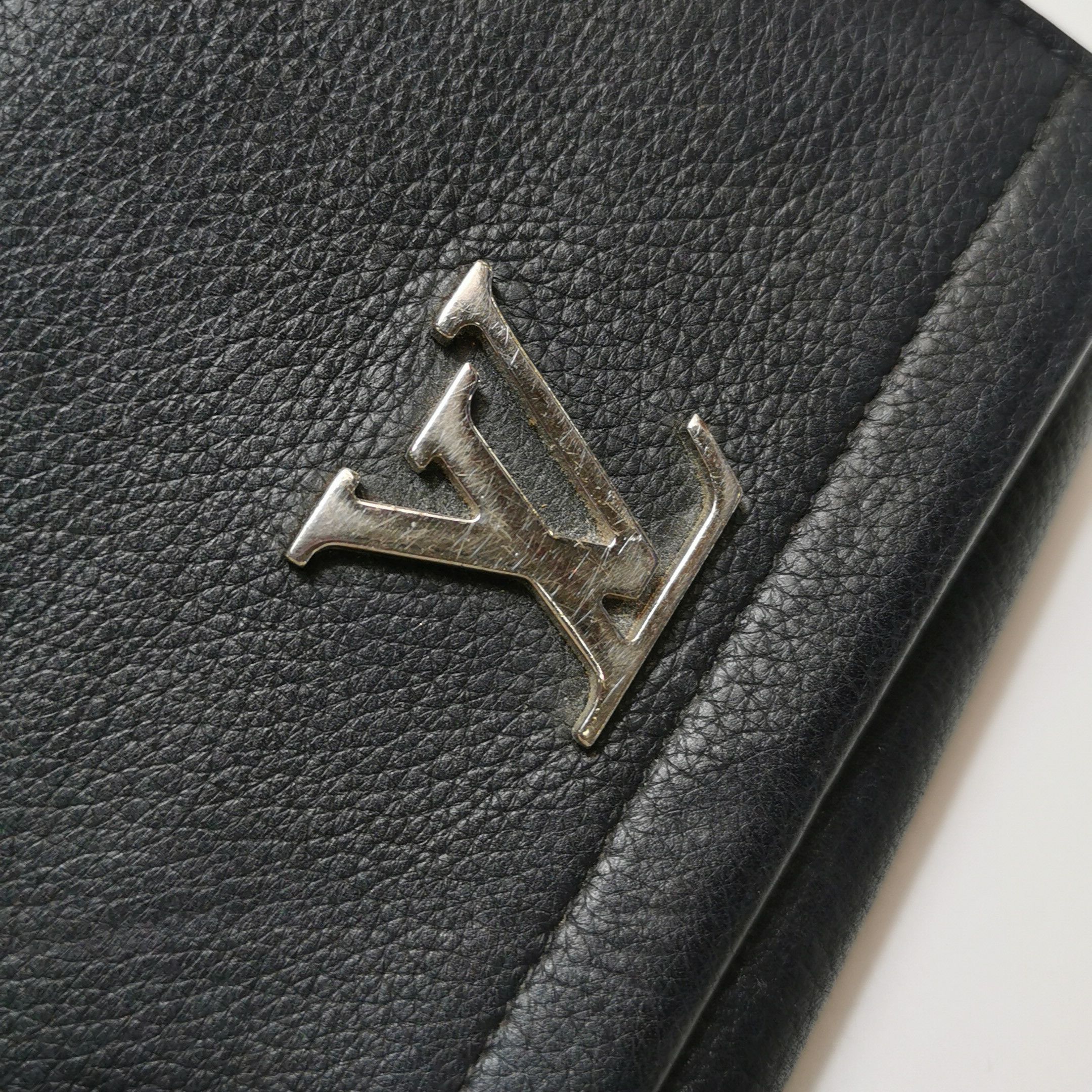 Louis Vuitton Louis Vuitton (LV) Lockme leather solid color LV letter log Size ONE SIZE - 6 Thumbnail