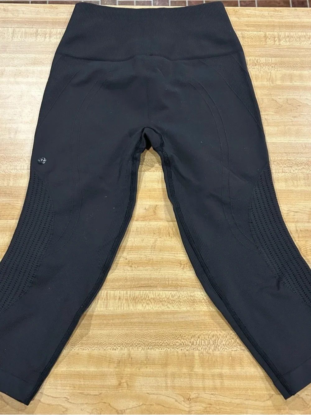 Lululemon Lululemon Black Cropped Leggings with Textured Side Panels Size 24" / US 00 / IT 34 - 3 Thumbnail