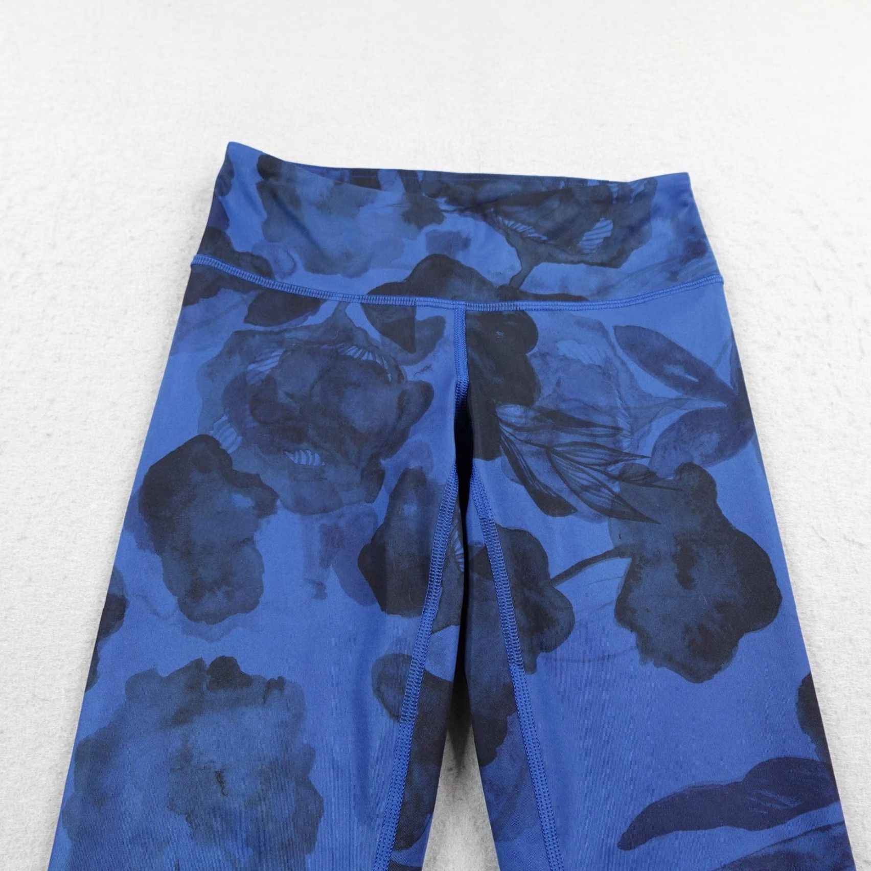 Lululemon Lululemon Leggings Womens 2 Blue Jumbo Inky Floral Wunder Under Crop II Yoga Size 26" / US 2 / IT 38 - 2 Thumbnail