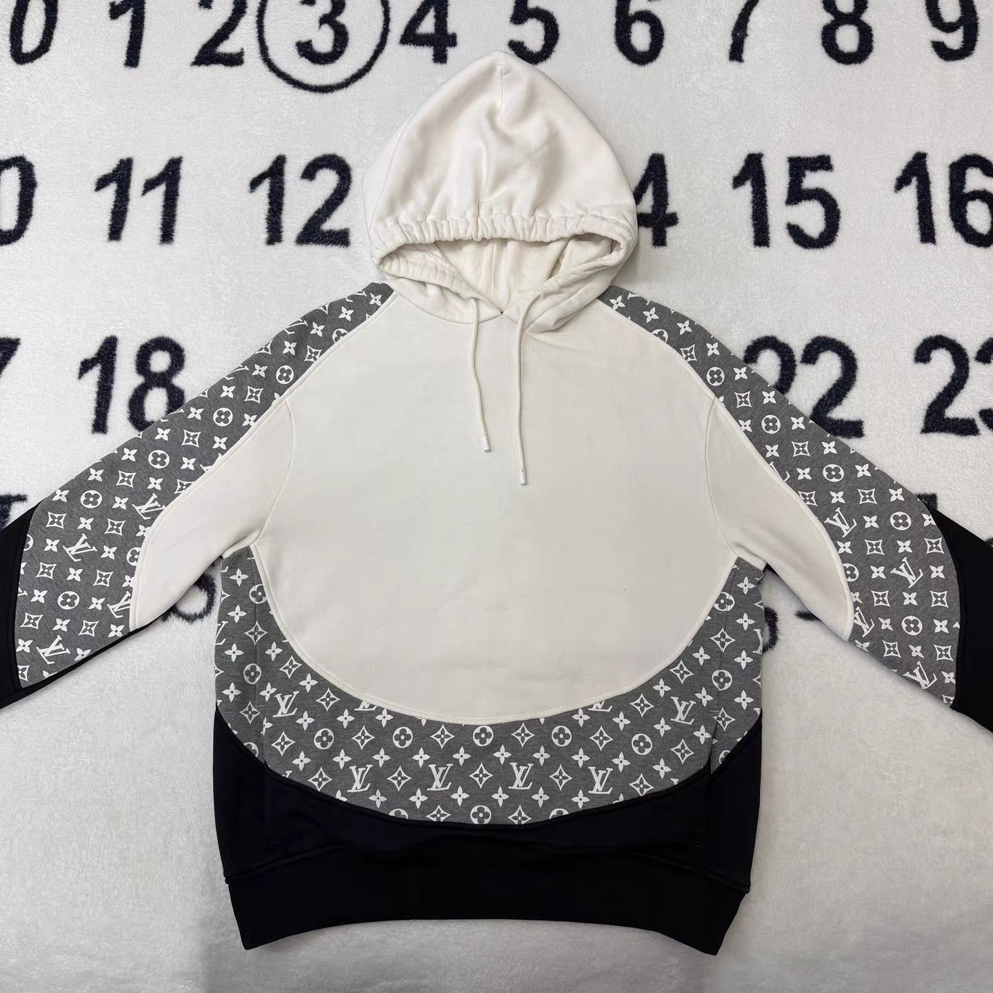 Louis Vuitton LV Monogram Gradient Circle Hoodie K15 Size US S / EU 44-46 / 1 - 1 Thumbnail
