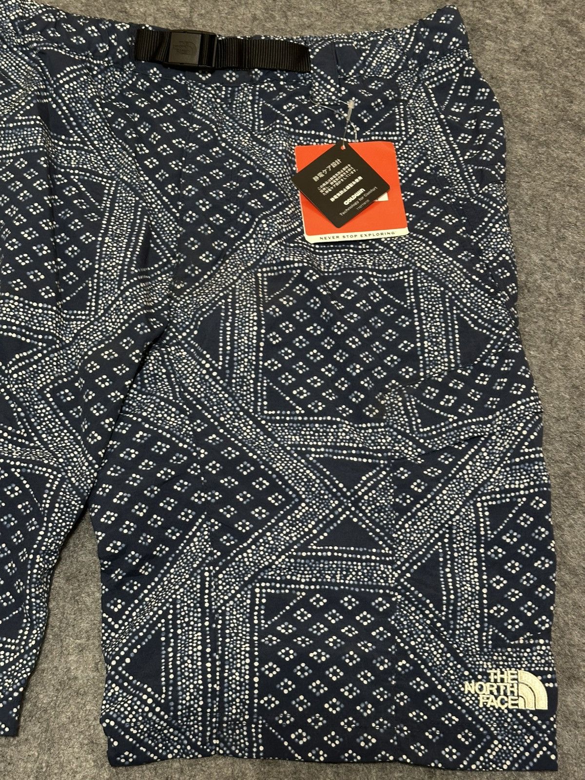 The North Face The North Face men's navy shorts a geometric bandana-style Size US 34 / EU 50 - 2 Thumbnail