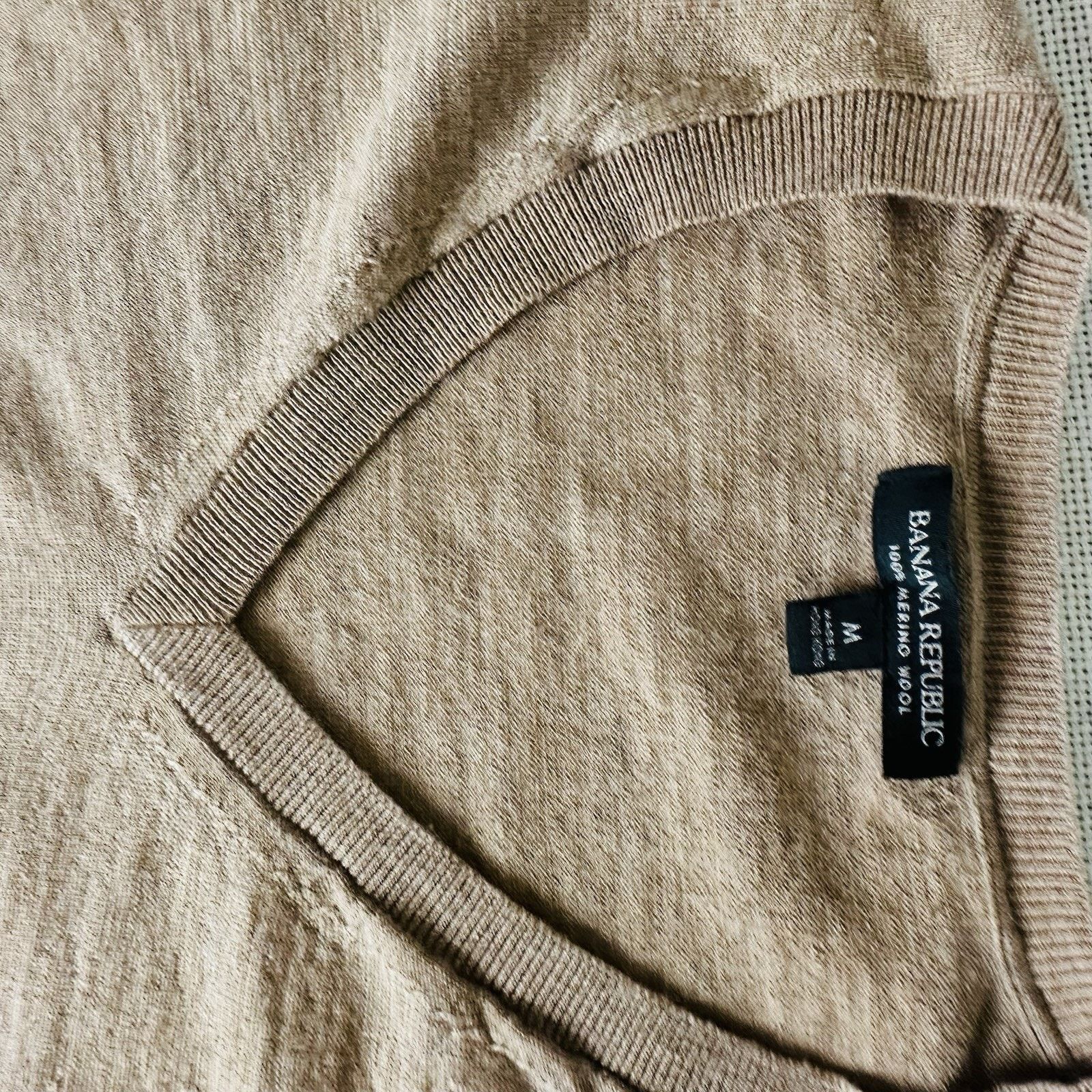 Banana Republic Banana Republic 100% Extra Fine Merino Wool V Neck Sweater Size M / US 6-8 / IT 42-44 - 3 Thumbnail