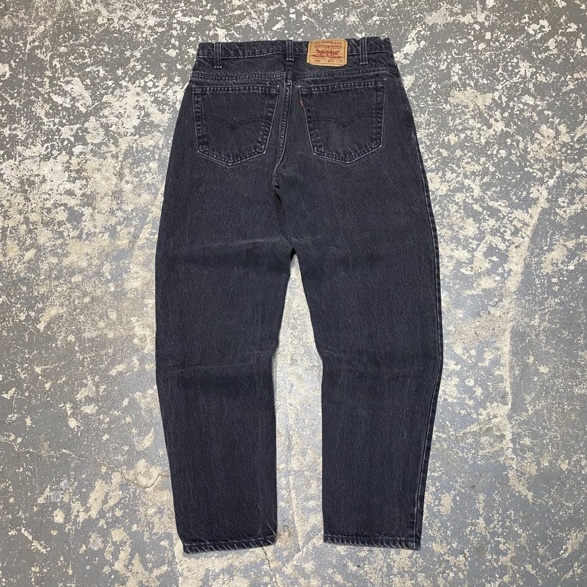 Levi's × Vintage Vintage Levi’s 550 Relaxed Fit Black Denim Jeans 90s Size US 31 - 1 Thumbnail
