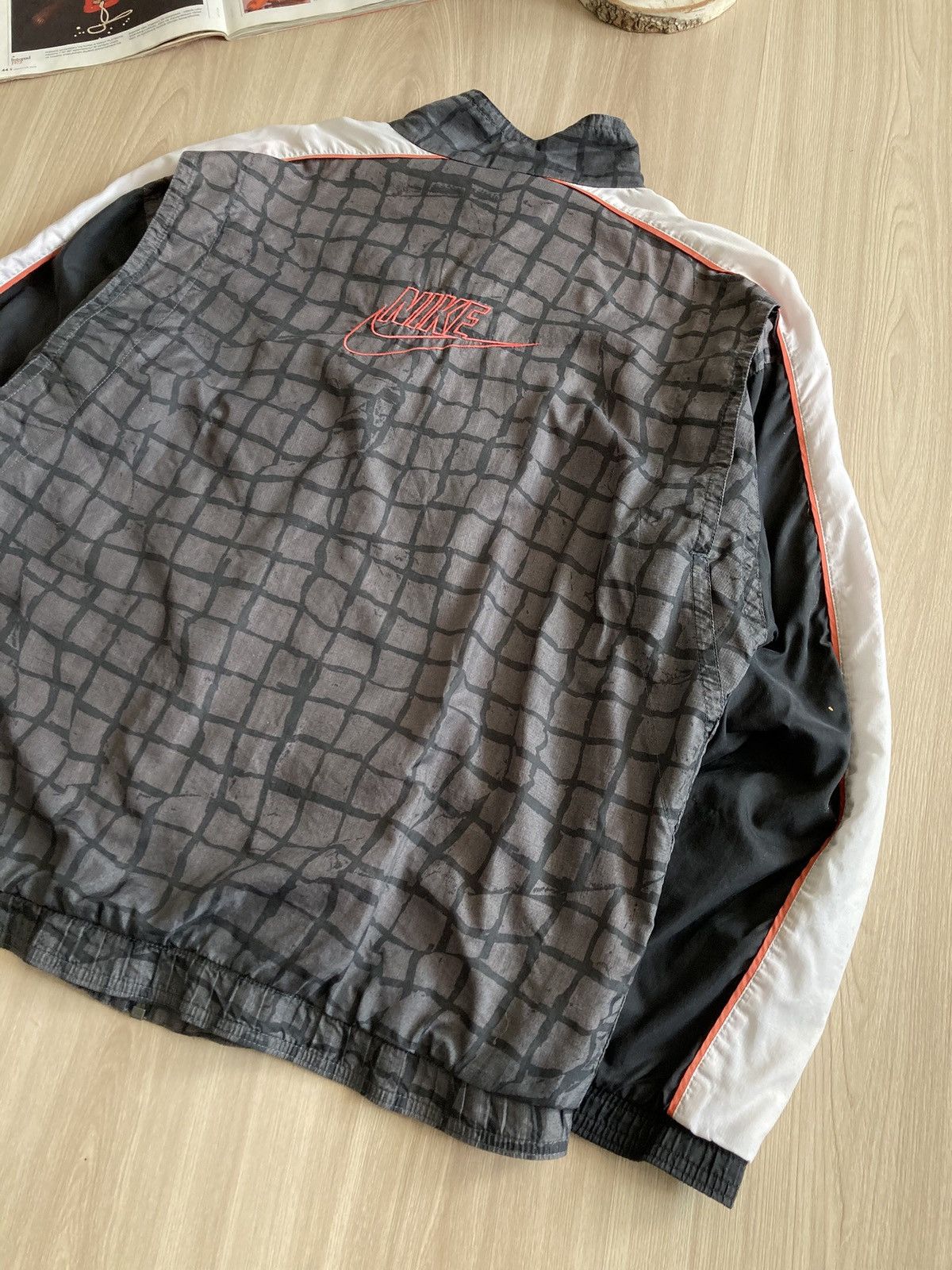 Vintage Vintage Nike Big Logo Nylon Light Jacket 90s Size US M / EU 48-50 / 2 - 7 Thumbnail