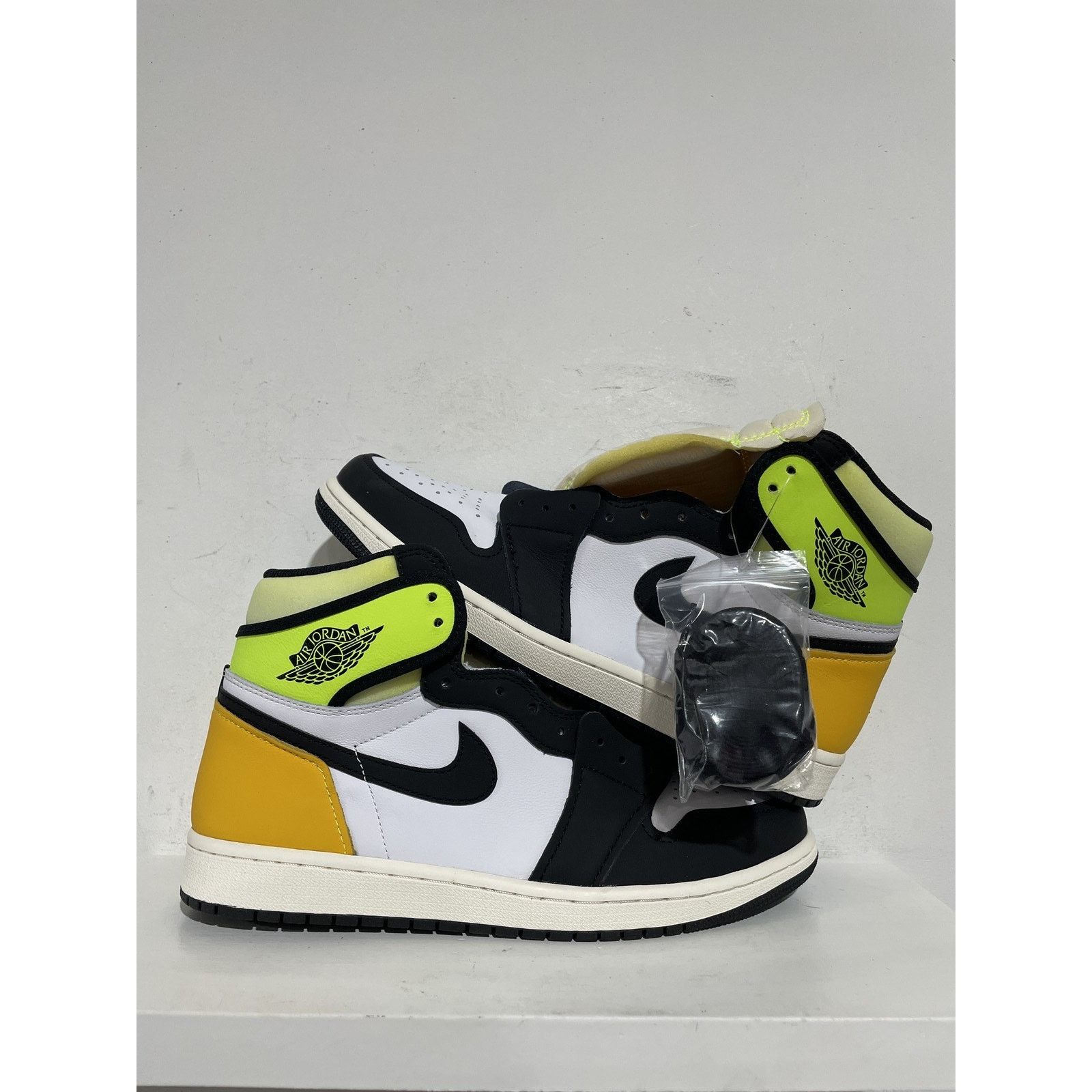 Jordan Brand NIKE JORDAN 1 HIGH WHITE BLACK VOLT UNIVERSITY GOLD Size US 10.5 / EU 43-44 - 1 Thumbnail