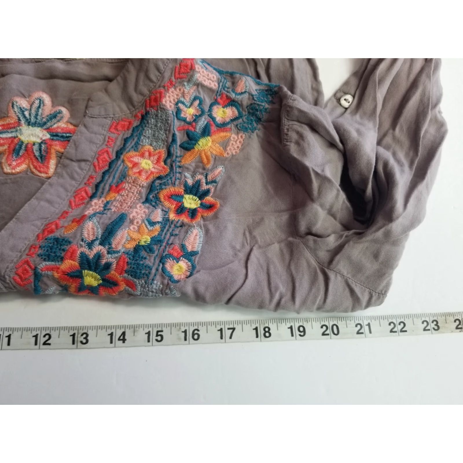 Vintage Luna Moon Blouse Shirt Womens Medium Tunic Floral Embroidered V-Neck Gray 3/4 Sleeve Button Roll Tab Easy Care Casual Classic Size M / US 6-8 / IT 42-44 - 5 Thumbnail