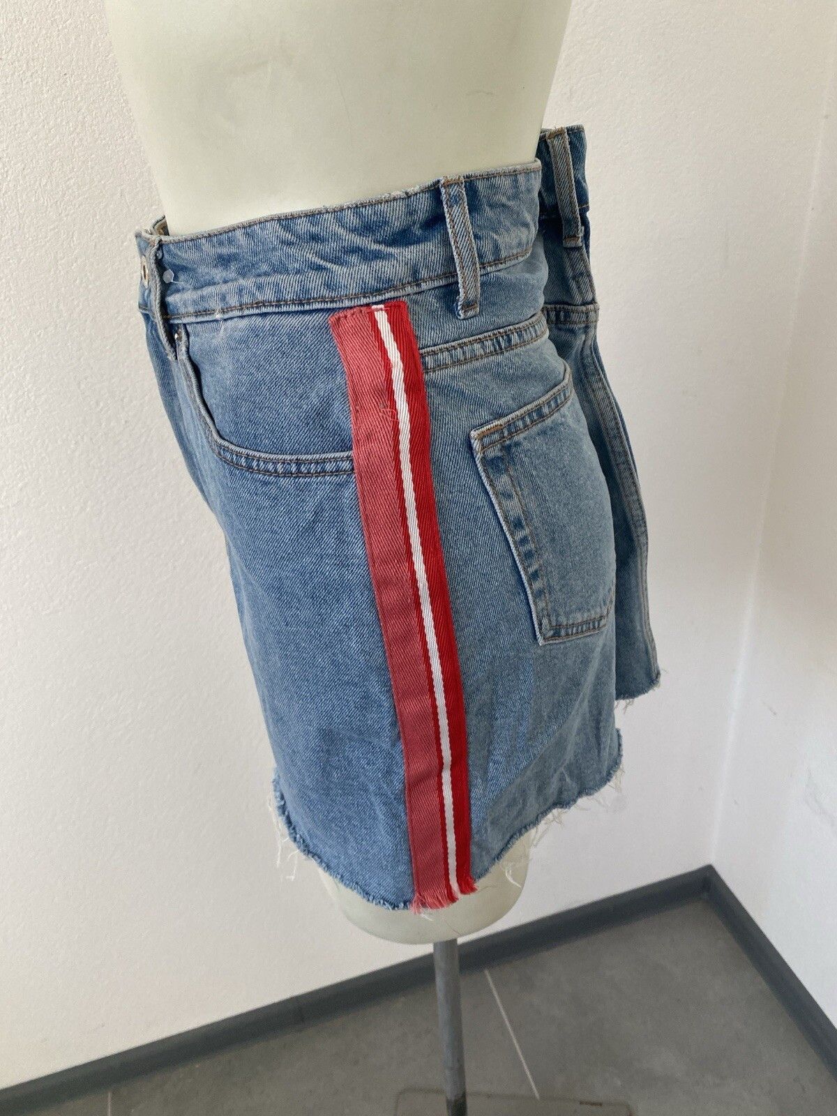Other Zara Mini Denim Skirt Distressed Size M Blue I25 Size 32" / US 10 / IT 46 - 4 Thumbnail
