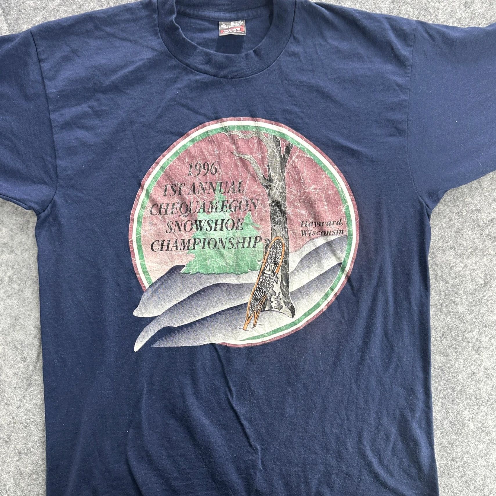 Fruit Of The Loom VINTAGE Chequamegon Snowshoe Championship Shirt Mens L Blue 90s Sports Graphic Print 1996 Hayward Wisconsin Mens Size US L / EU 52-54 / 3 - 3 Thumbnail