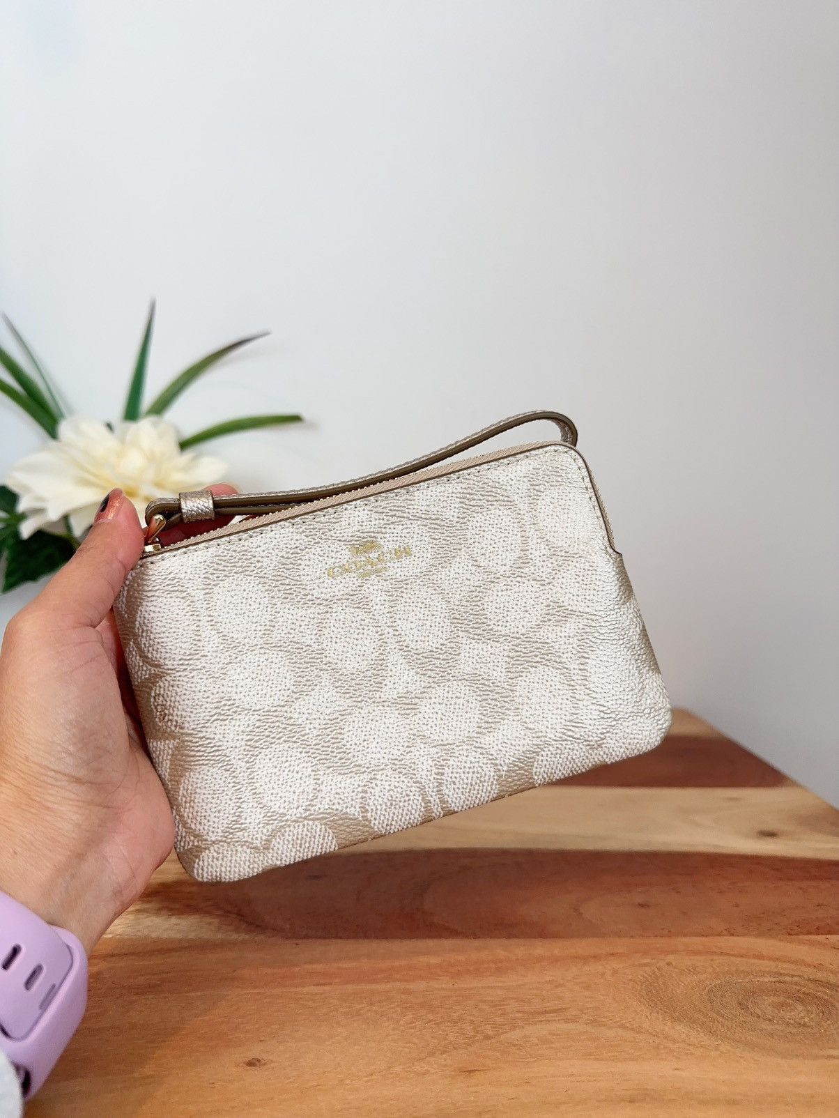 Coach NWT Coach Corner Zip Wristlet In Signature Canvas Size ONE SIZE - 1 Thumbnail