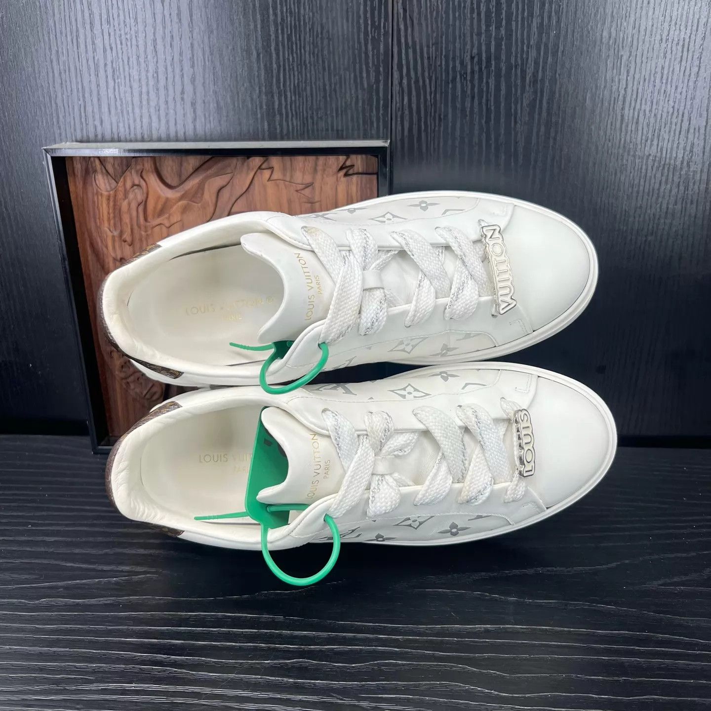 Louis Vuitton LV Time Out Silver/White All Over 38.5 MINT Size US 8 / IT 38 - 4 Thumbnail
