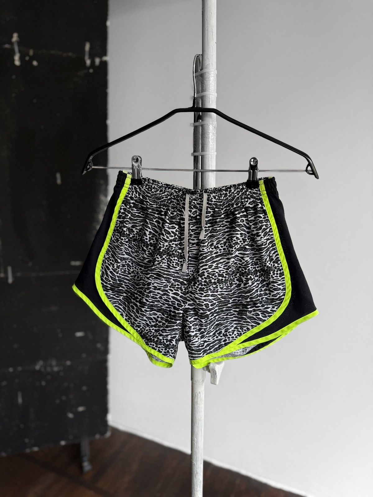 Nike Nike Dri-FIT Tempo Womens Mini Shorts Small Swoosh Size 26" / US 2 / IT 38 - 1 Thumbnail
