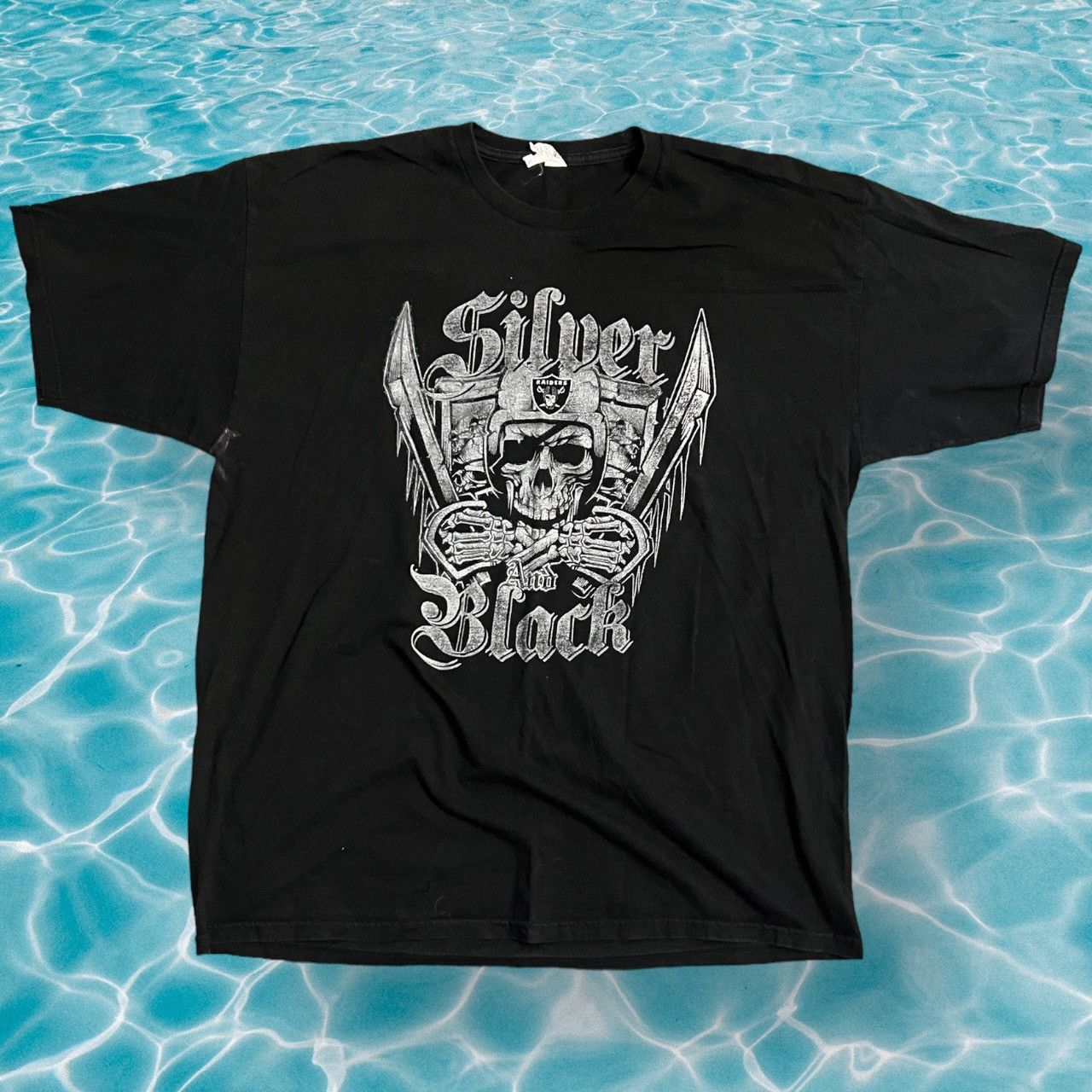 NFL INSANE vintage Oakland raiders silver and black graphic tee Size US XL / EU 56 / 4 - 2 Thumbnail
