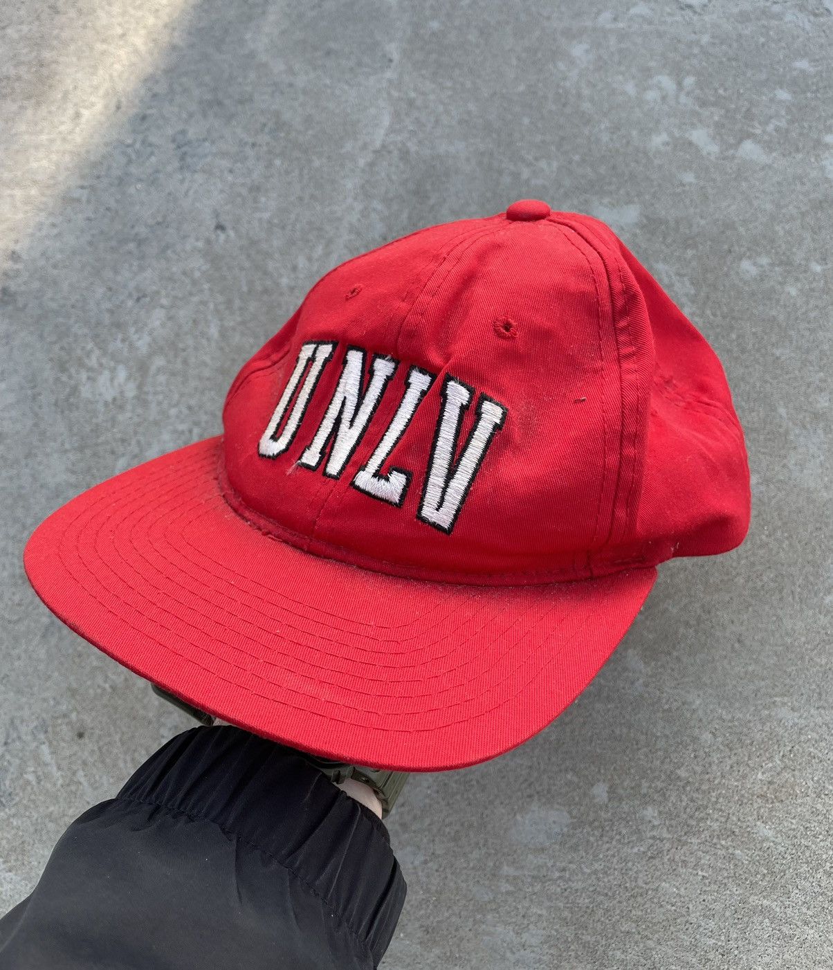 NBA × Starter × Vintage Vintage 90s UNLV Starter Runnin Rebels SnapBack HAT Size ONE SIZE - 2 Thumbnail