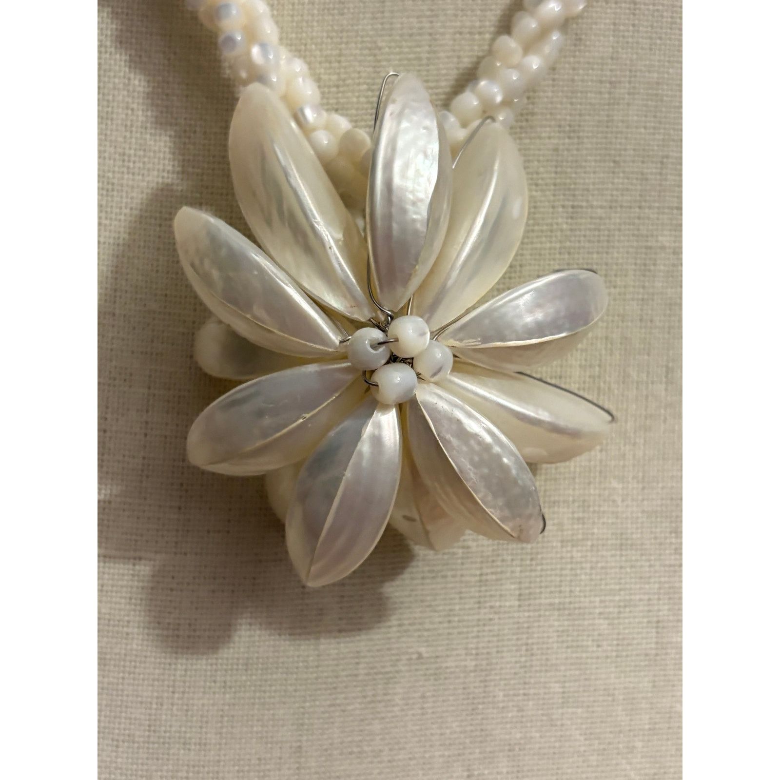Other Vintage Mother of Pearl Flower Necklace White Beaded 19" Size ONE SIZE - 4 Thumbnail