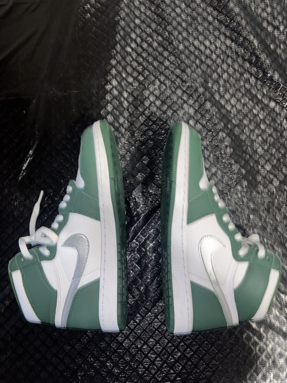 Jordan Brand Jordan 1 High OG Gorge Green Size US 9.5 / EU 42-43 - 4 Thumbnail