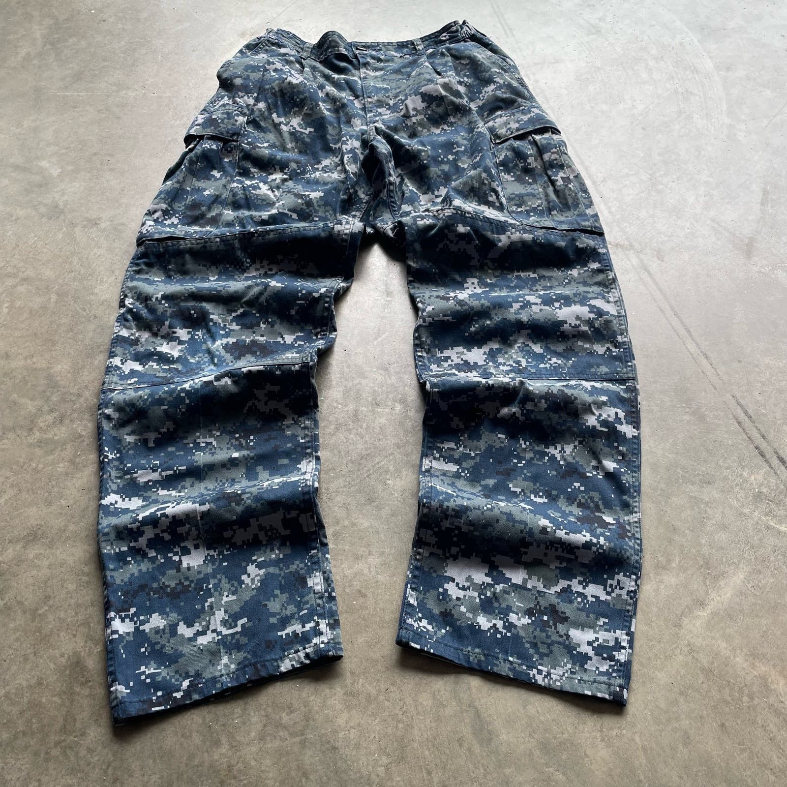 Vintage VINTAGE BLUE ARCTIC CAMO CARGO PARACHUTE PANTS SZ 28X30 Size US 28 / EU 44 - 1 Thumbnail