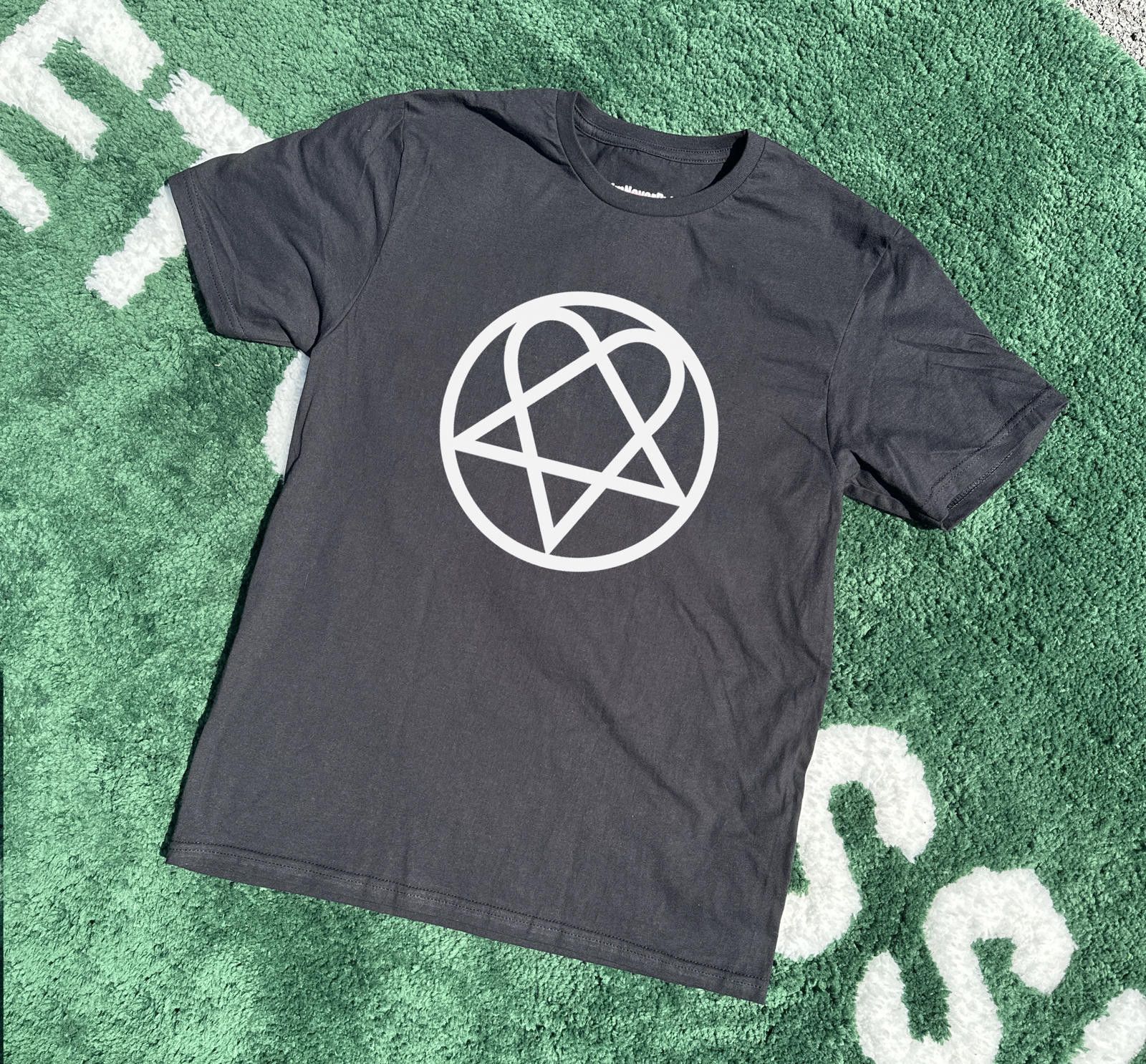 Heartagram Tee Black