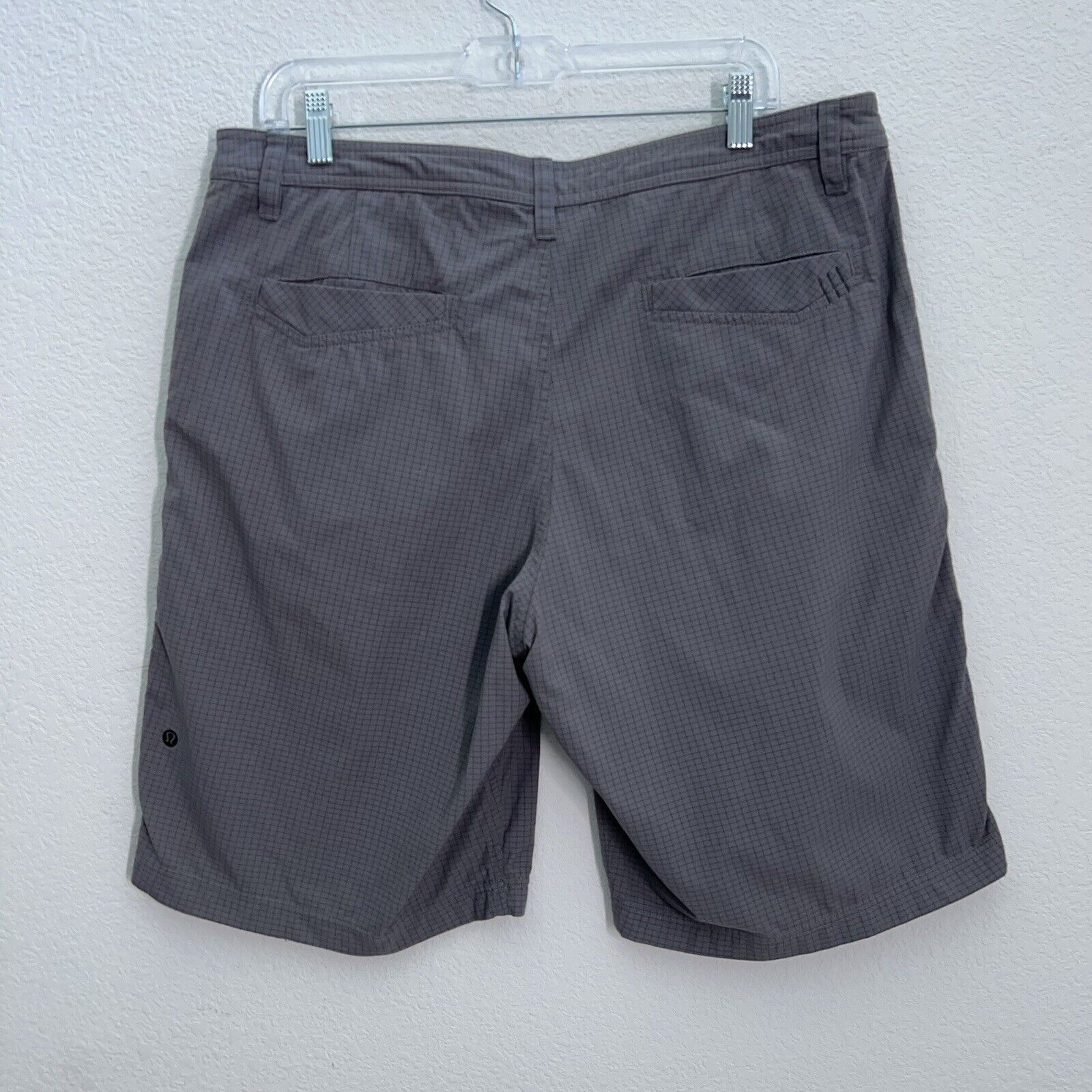 Lululemon Lululemon Shorts Men 38 Grey Grid Print 10" inseam Size US 38 / EU 54 - 2 Thumbnail