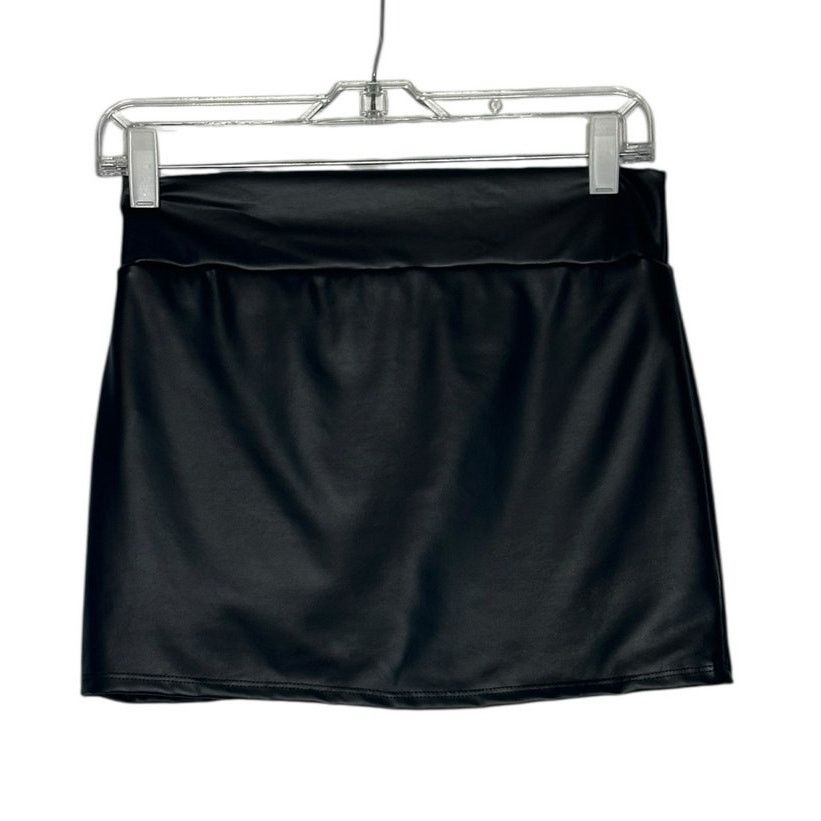 Fashion Nova Fasihon Nova black faux leather mini skort size medium Size 27" / US 4 / IT 40 - 2 Thumbnail