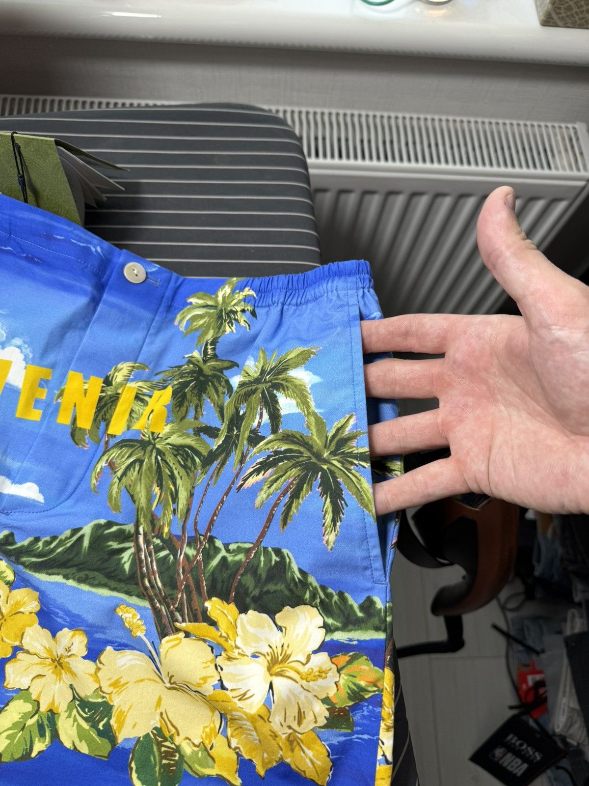 Gucci Gucci Souvenir From Los Angeles Shorts Blue Hawaii Print Size US 29 - 16 Thumbnail