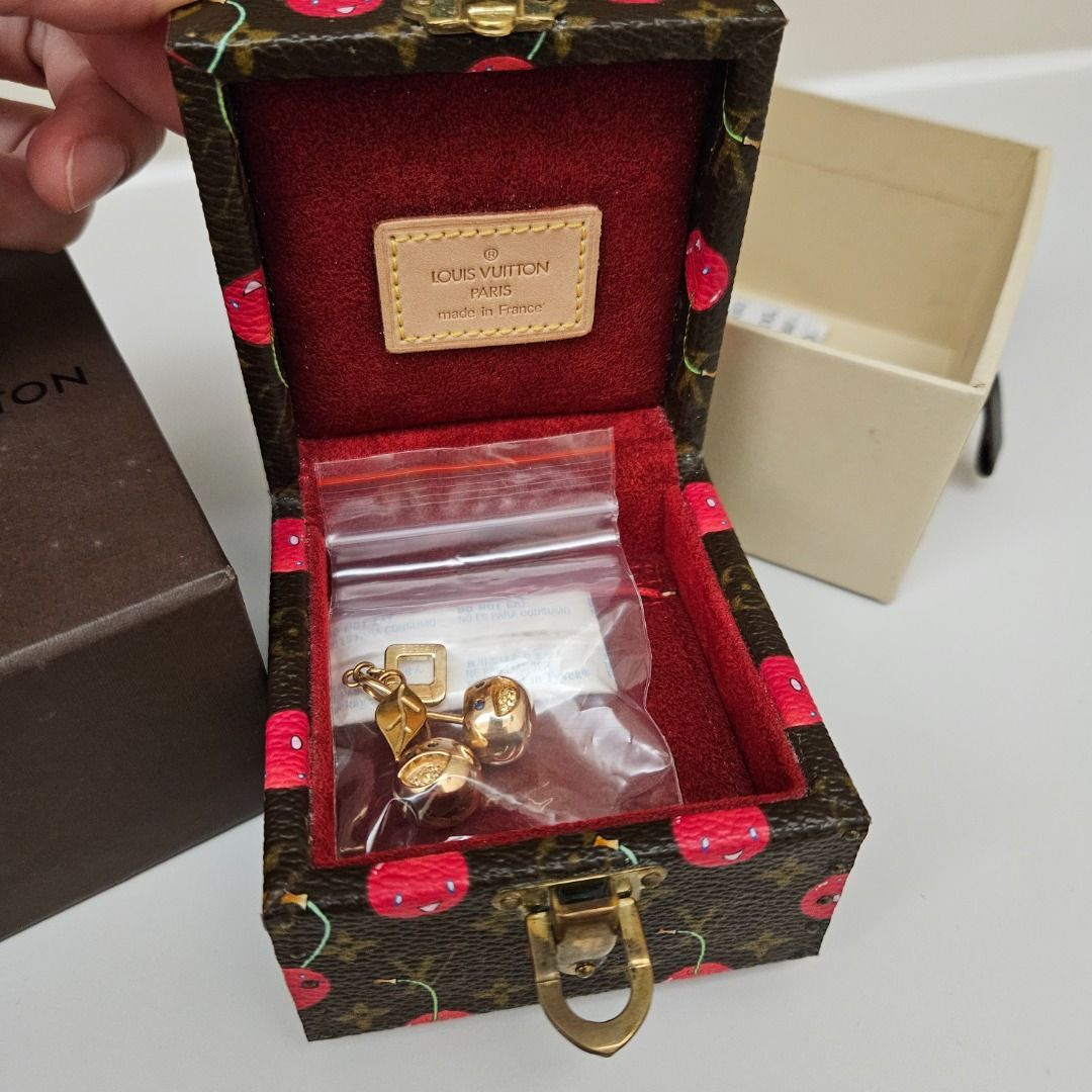 image of Louis Vuitton Charm Cerise 18K Sapphire in Gold, Women's