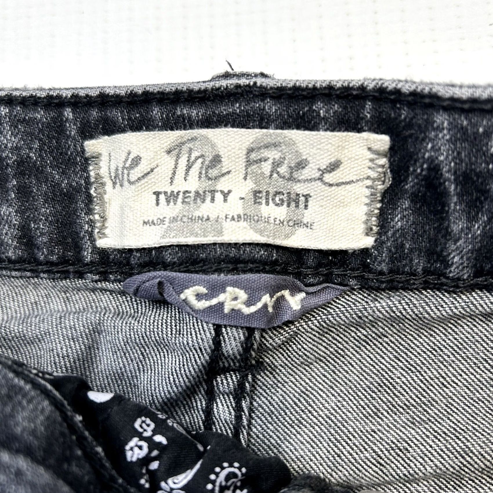 Vintage VINTAGE WE THE FREE Distressed High Rise Cut-Off Jean Shorts 28 Black Size 28" / US 6 / IT 42 - 4 Thumbnail