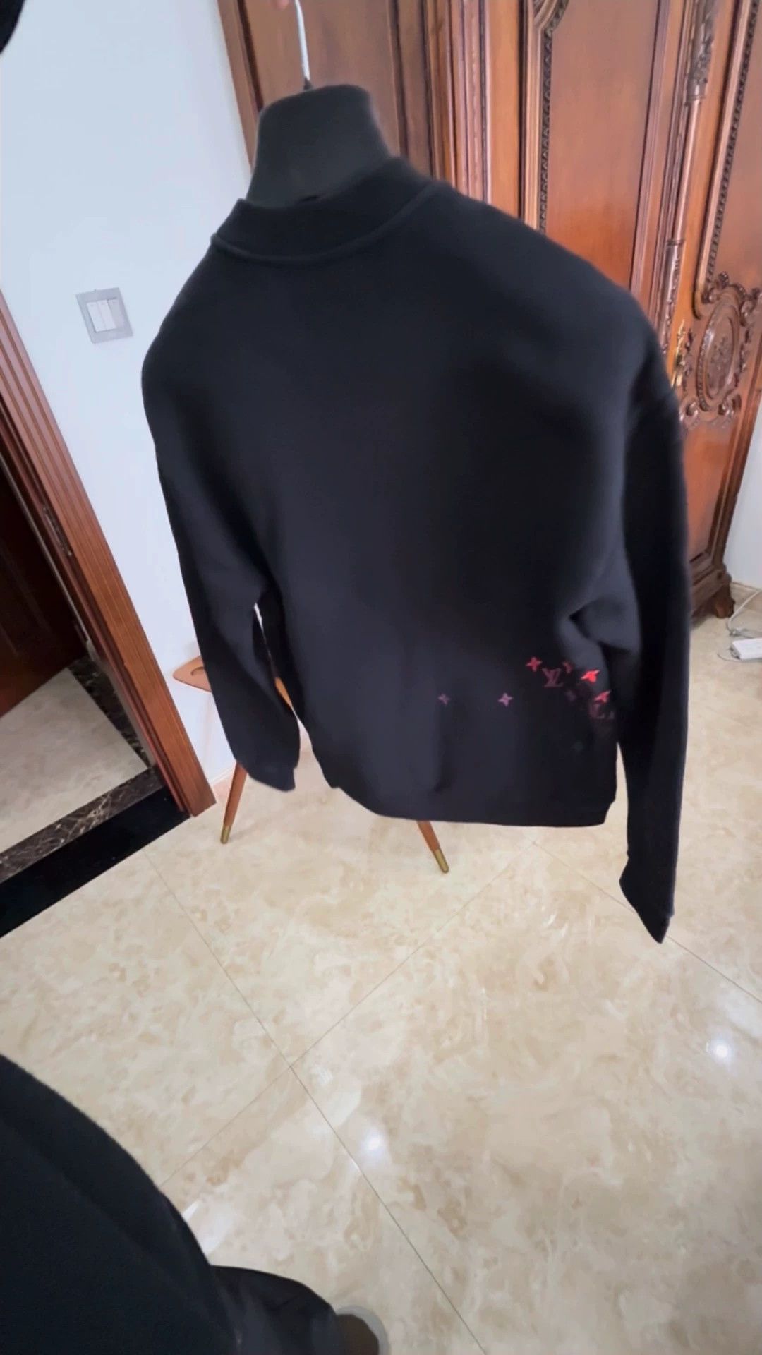 Louis Vuitton LV Embroidered Gradient Logo Black Sweatshirt S (Oversized) Size US S / EU 44-46 / 1 - 1 Thumbnail