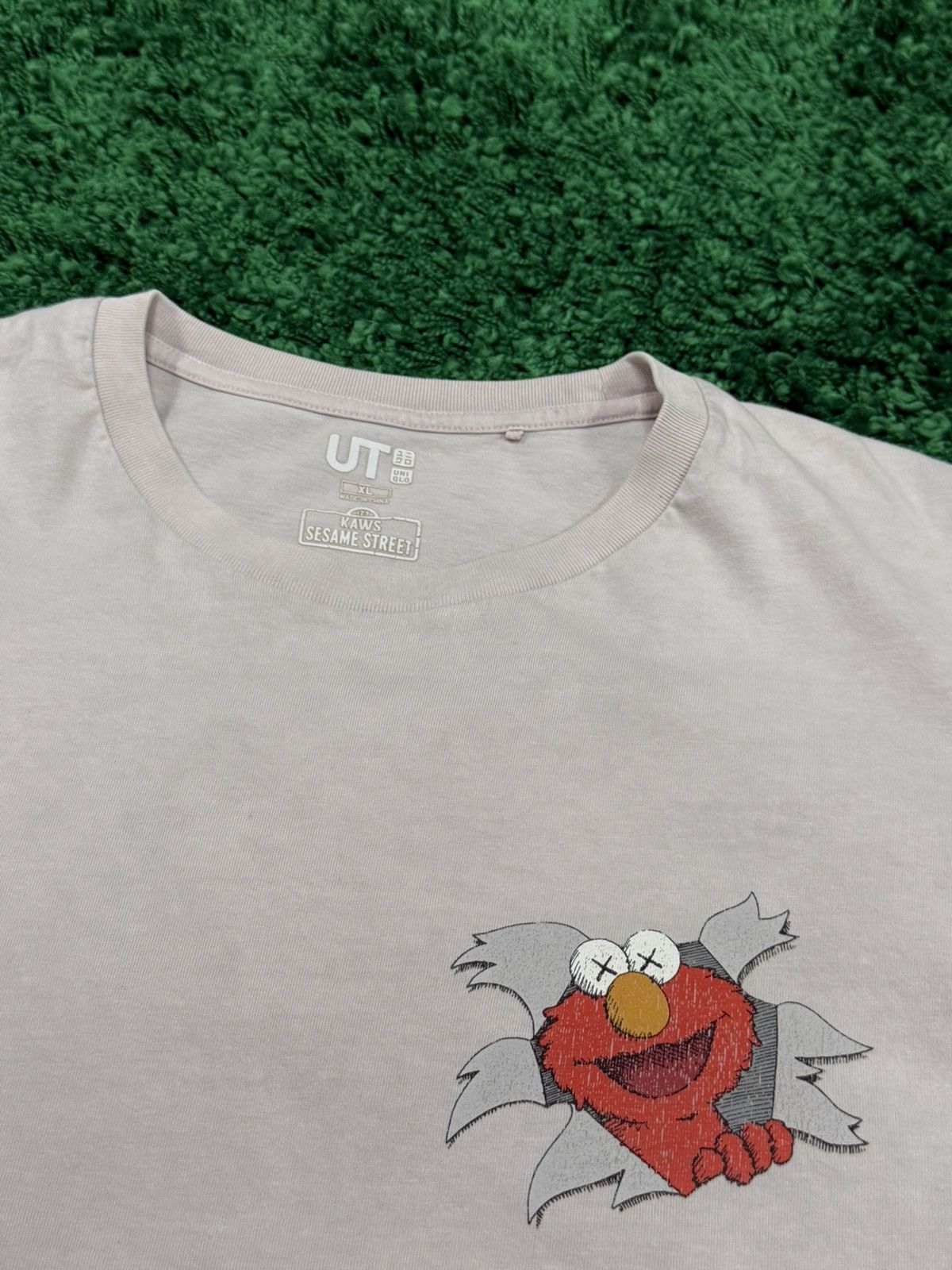 Uniqlo Uniqlo x Sesame Street Elmo Tee Kaws Pink Sz. XL XX Size US XL / EU 56 / 4 - 3 Thumbnail