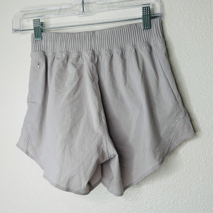 Lululemon Lululemon Gray Hotty Hot High Rise Shorts Special Edition 2 Size 26" / US 2 / IT 38 - 6 Thumbnail