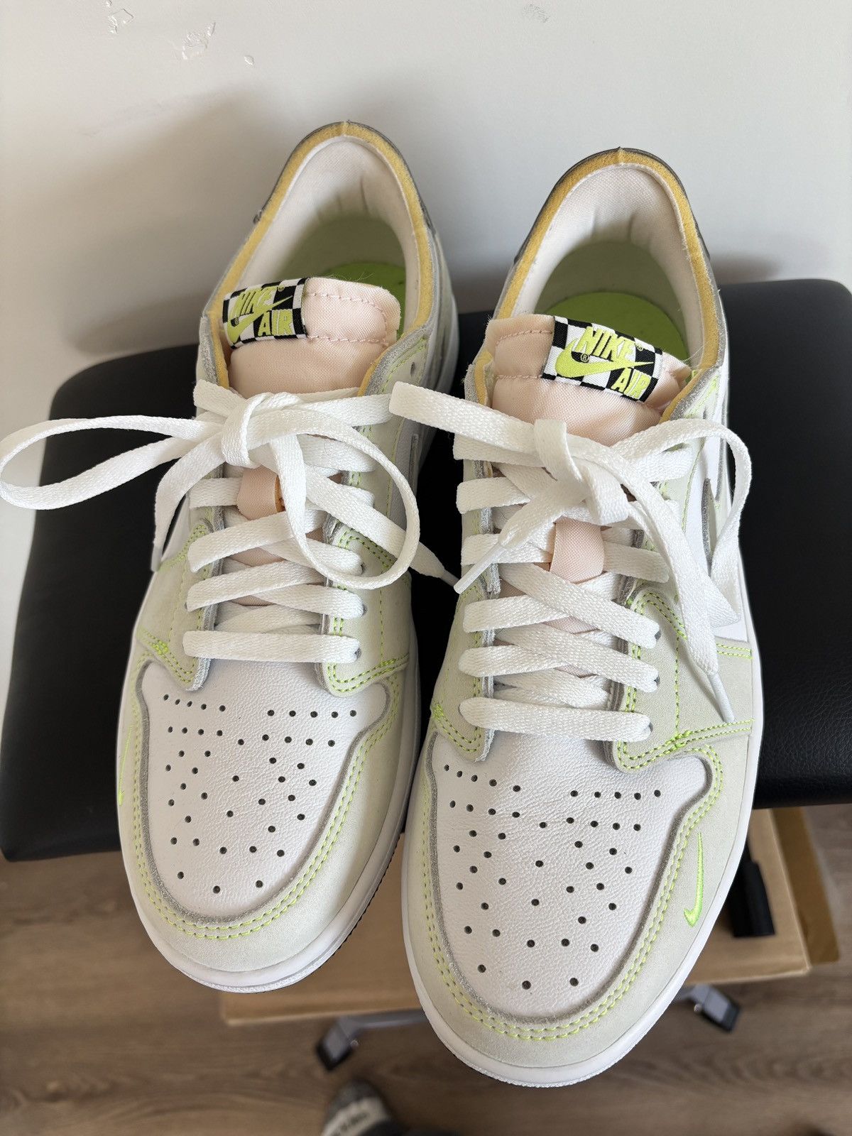 Jordan Brand Jordan 1 Low OG Ghost Green Size US 9 / EU 42 - 3 Thumbnail