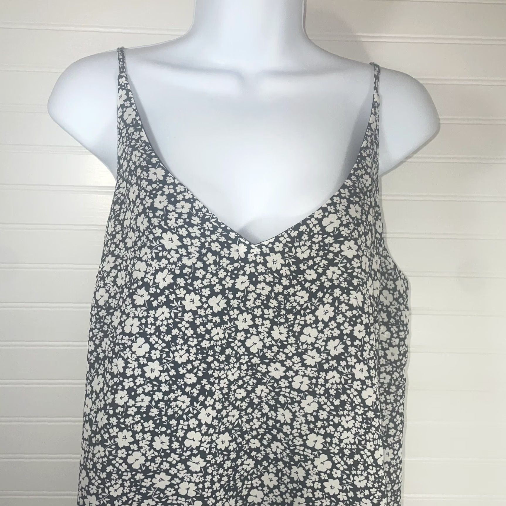 Banana Republic VINTAGE Banana Republic? No, Vintage: No. Banana Republic Women Blouse S Navy Blue Floral Spaghetti Sleeveless NWT Sized Small Size S / US 4 / IT 40 - 4 Thumbnail