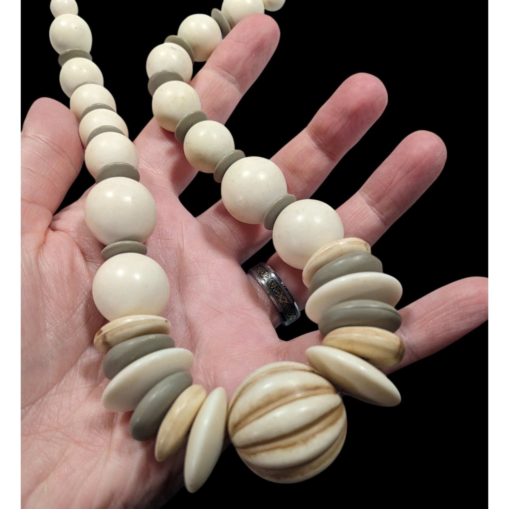 Other Vintage Cream And Grey Lucite Beaded Necklace Size ONE SIZE - 5 Thumbnail