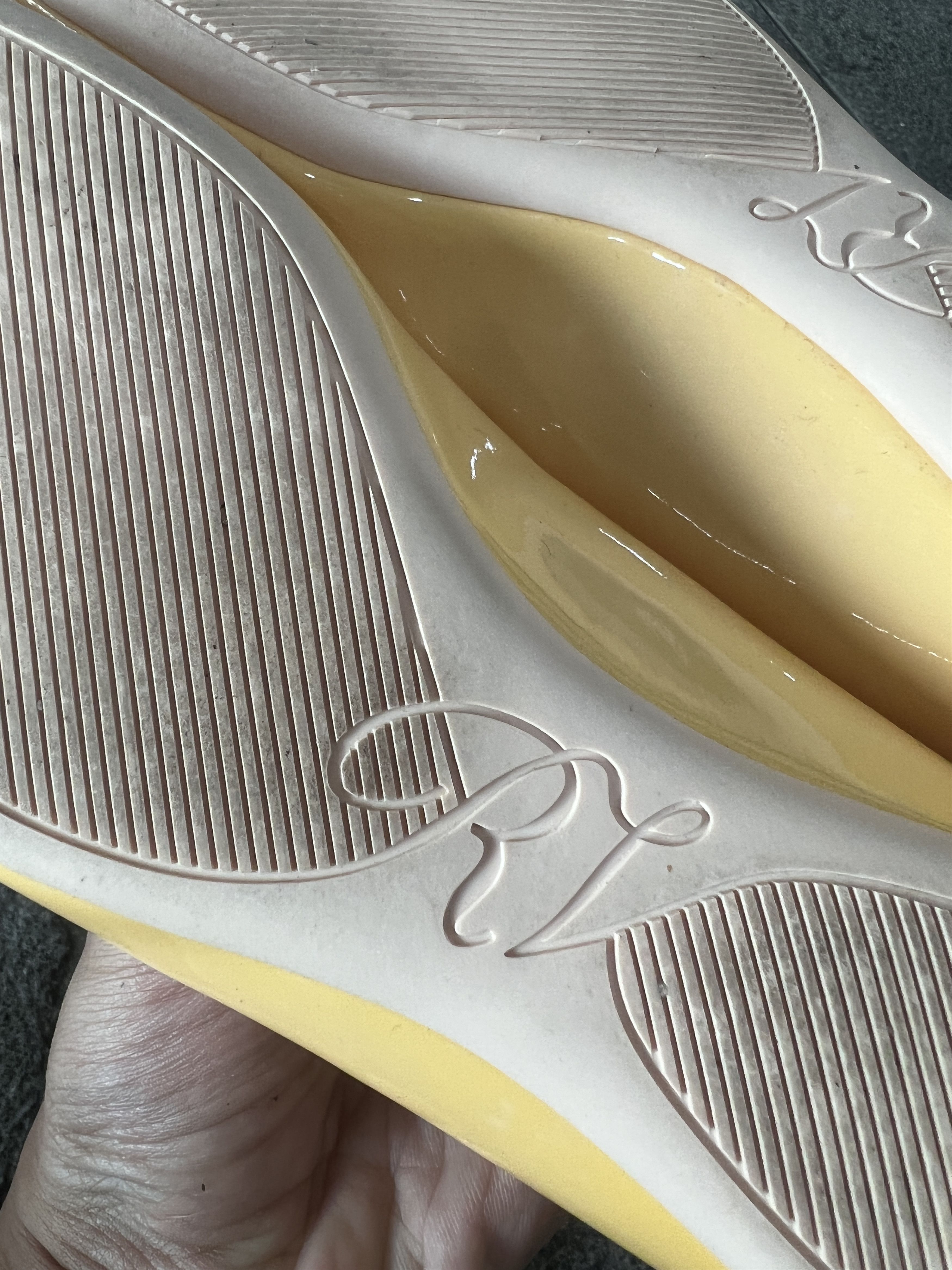 Roger Vivier Roger Vivier Gommette Patent Flats Yellow Size US 4.5 / IT 34.5 - 10 Thumbnail