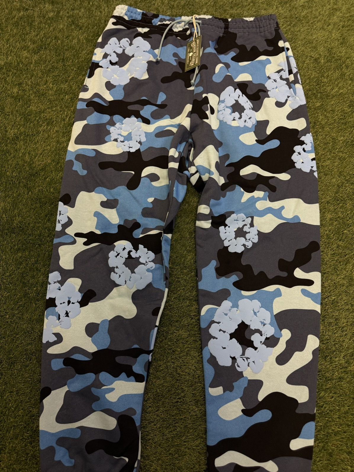 DENIM TEARS Denim Tears Cotton Wreath Sweatpants Size XXL (NEW) Size US 36 / EU 52 - 3 Thumbnail