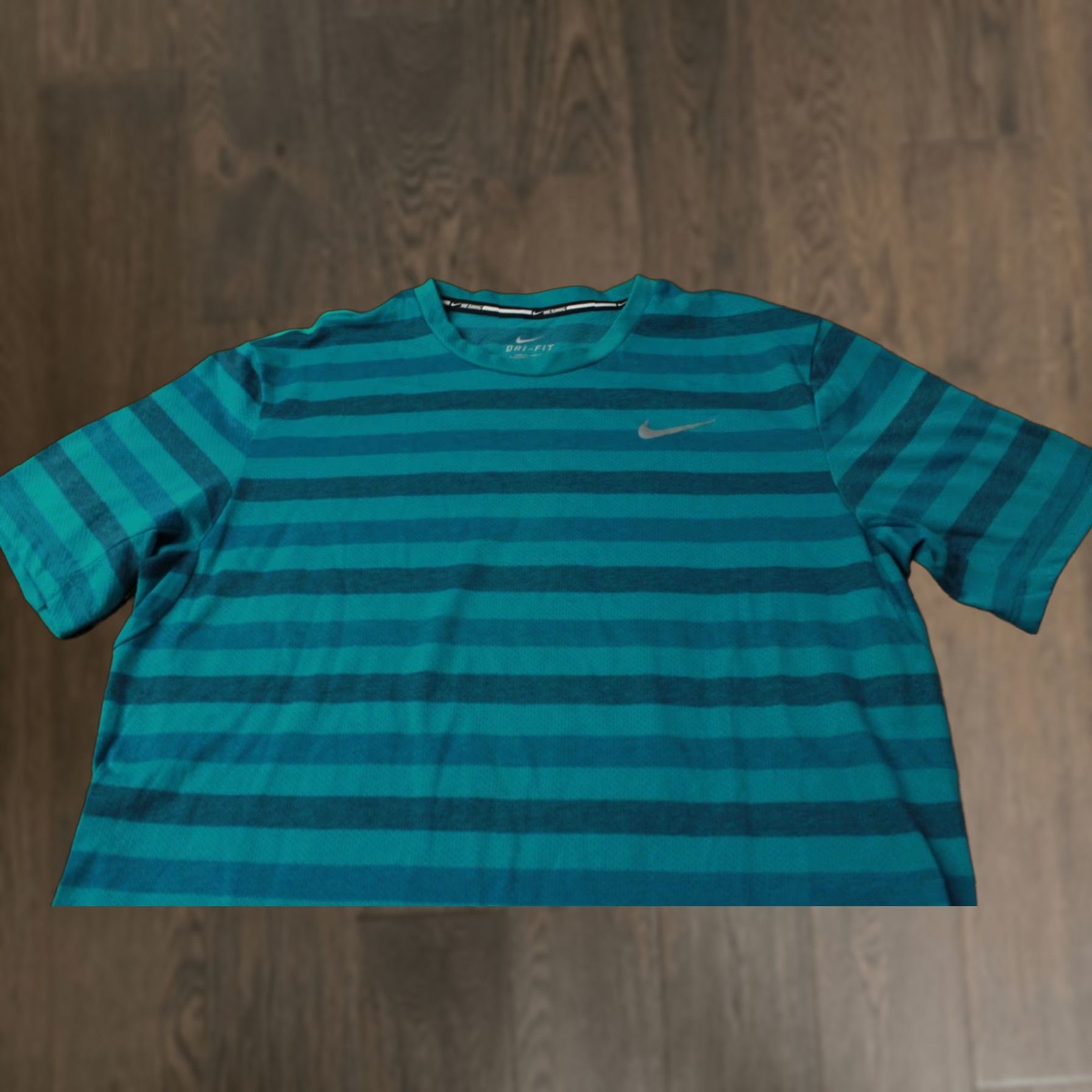 Nike Nike Running Shirt Mens M Green Jersey 2015 T-Shirt Short Sleeve Crew Neck Classic Fit 60cm 48cm Pit to Pit Size US M / EU 48-50 / 2 - 1 Thumbnail