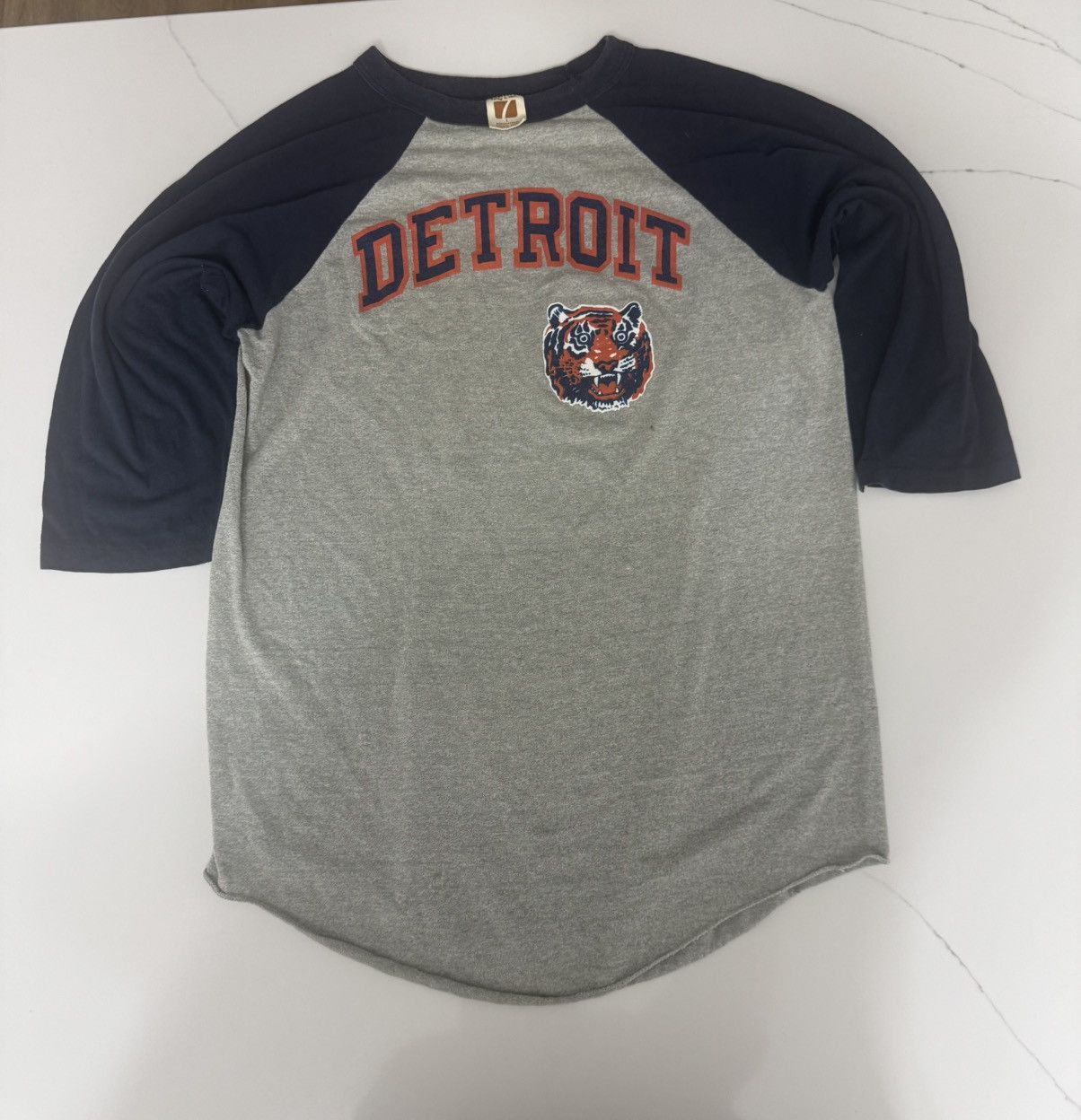 Logo 7 Vintage Detroit Tigers raglan baseball tee from early 80s Size US L / EU 52-54 / 3 - 1 Thumbnail