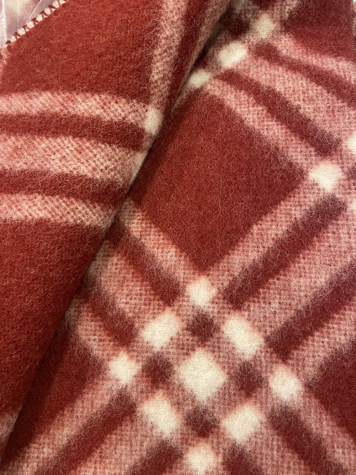 Burberry Burberry Check Wool Blanket Color: Ripple / Pillar Brand New Size ONE SIZE - 4 Thumbnail