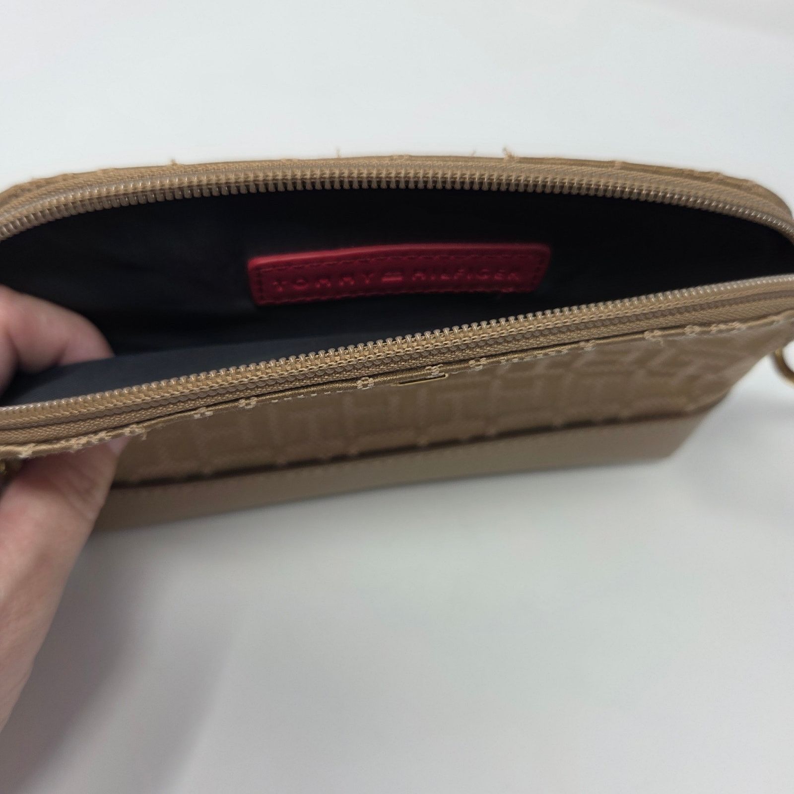 Tommy Hilfiger Tommy Hilfiger Crossbody Square Monogram Tan FLAW Size ONE SIZE - 9 Thumbnail
