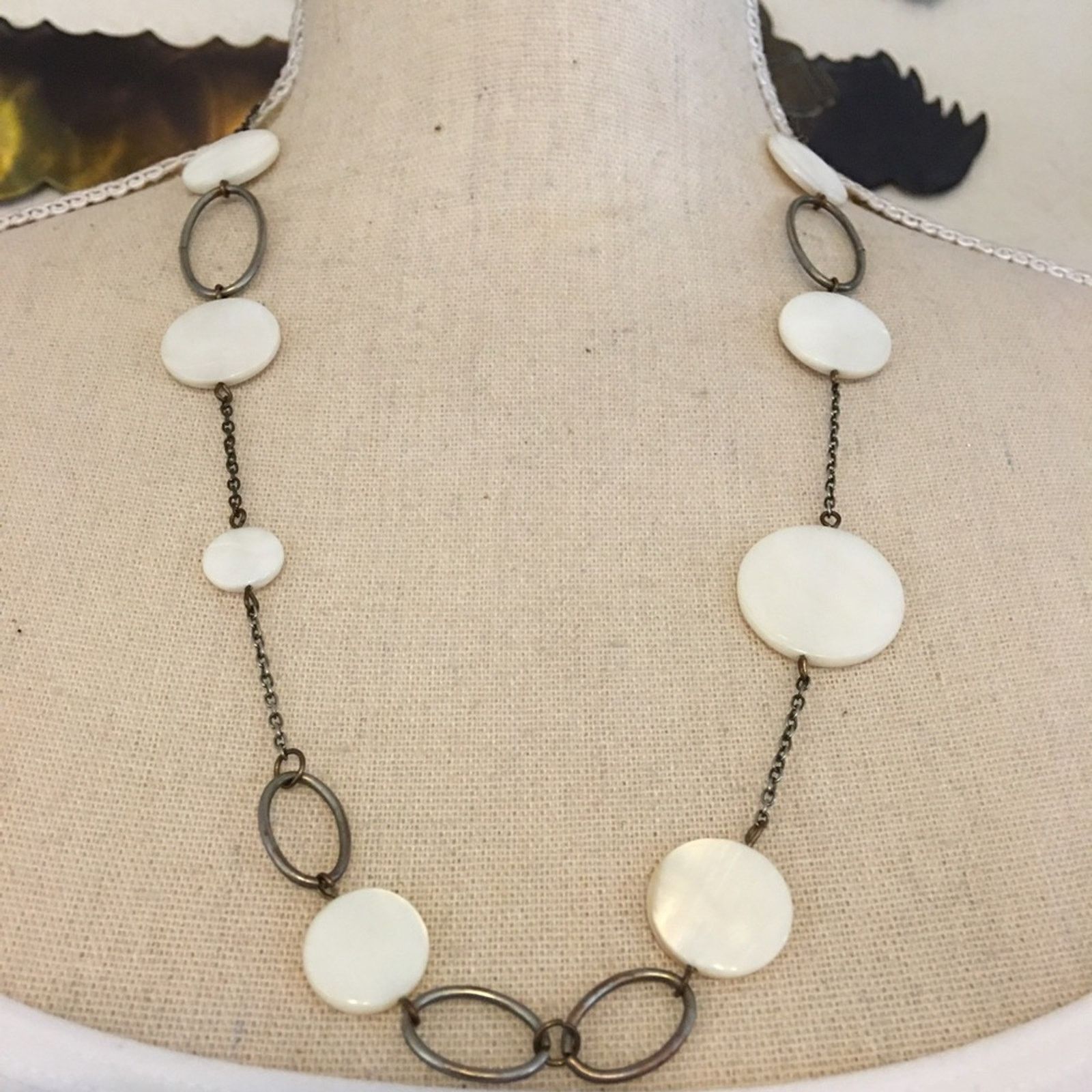 Vintage Vintage mother of pearl disc silver tone necklace Size ONE SIZE - 1 Thumbnail