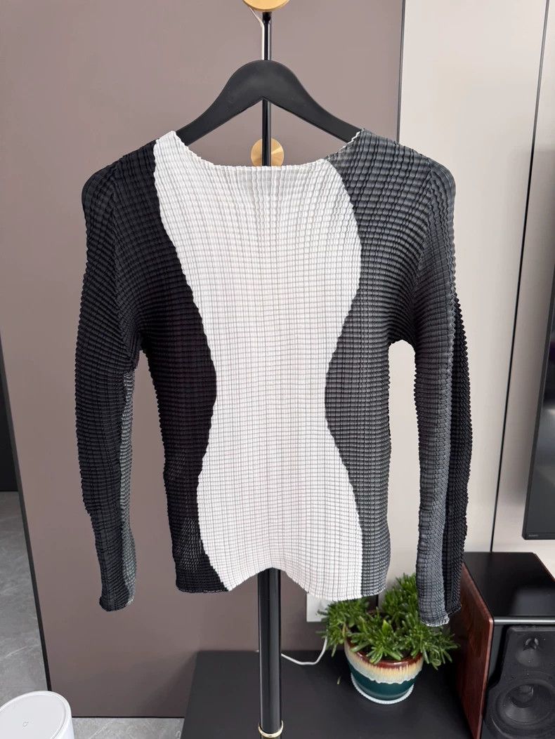 Issey Miyake Issey Miyake size:one size Black and white bubble top Size XS / US 0-2 / IT 36-38 - 2 Thumbnail