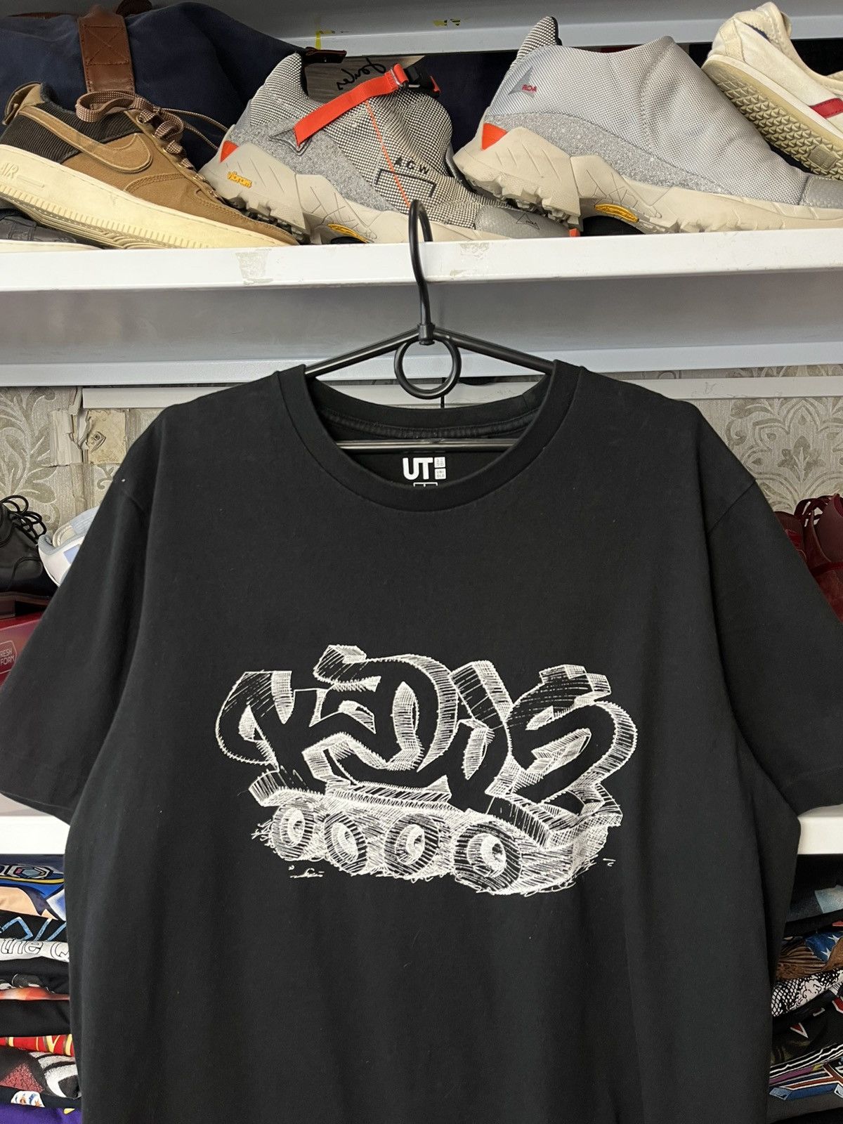 Japanese Brand Uniqlo x kaws grafitti spellout T shirt USA Size US L / EU 52-54 / 3 - 2 Thumbnail