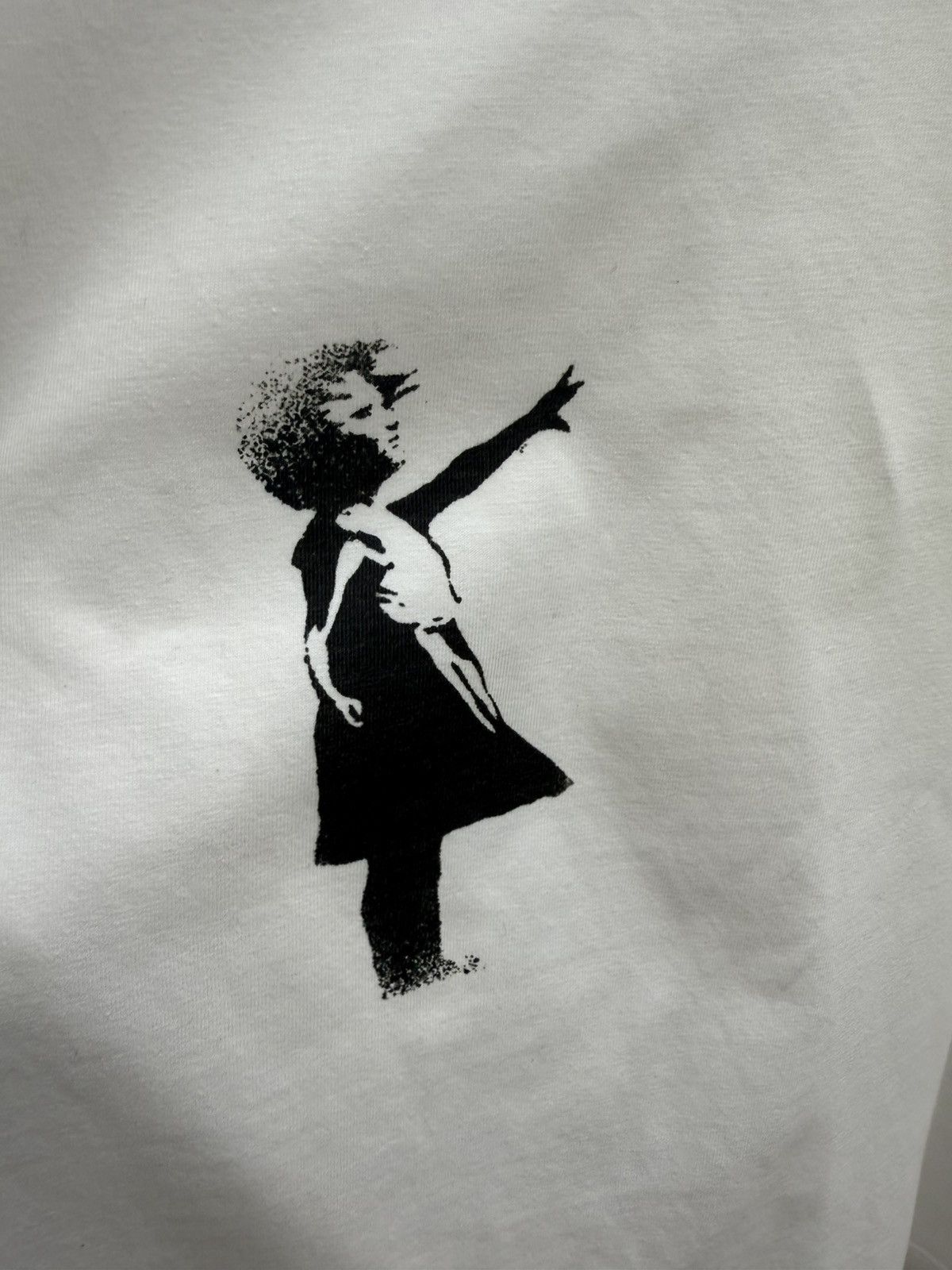 Vintage Vintage Banksy Art Girl With Balloon Cotton Tee T-Shirt Size US XL / EU 56 / 4 - 4 Thumbnail
