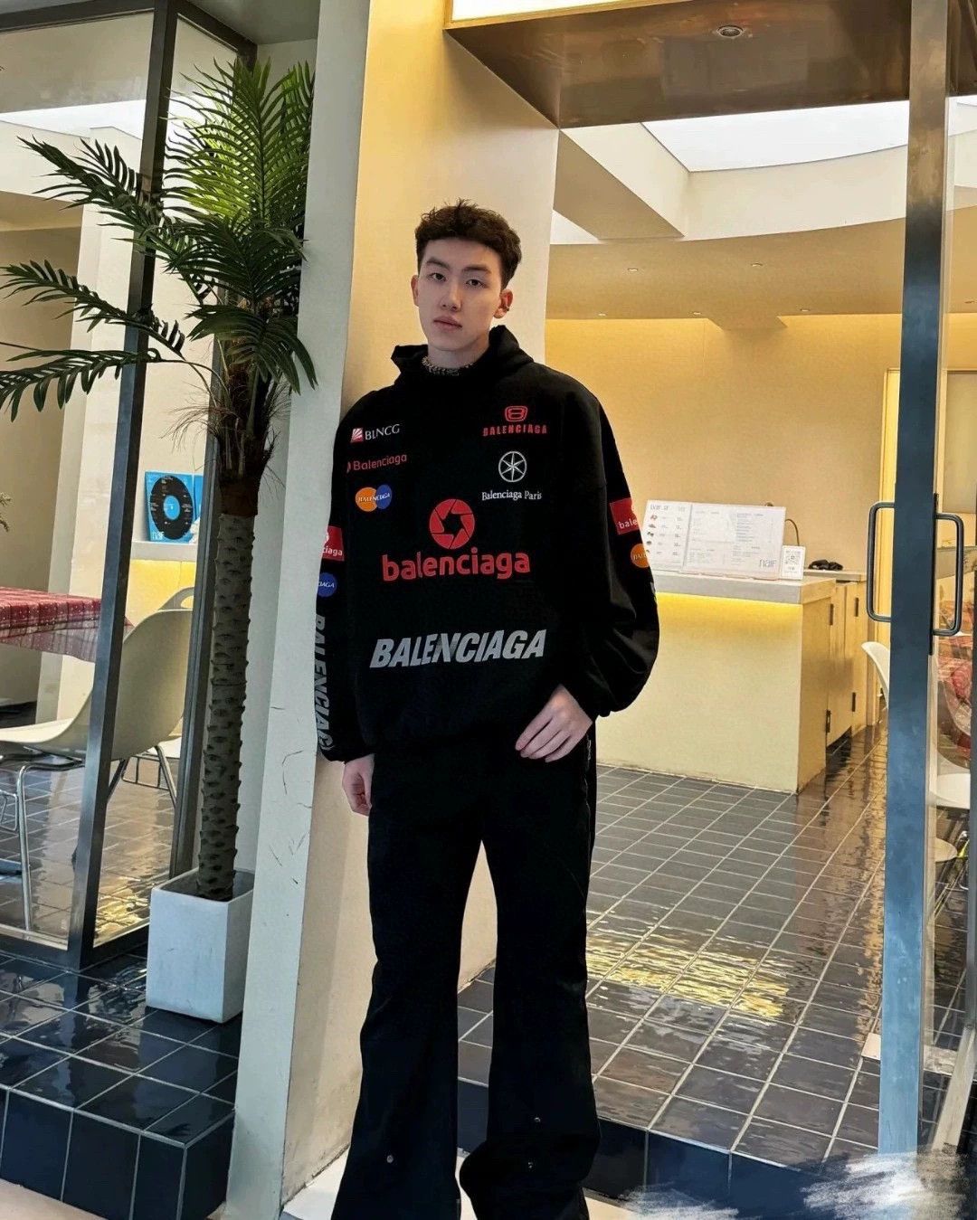 Balenciaga balenciaga fw23 logo print hoodie in black Size US L / EU 52-54 / 3 - 7 Thumbnail