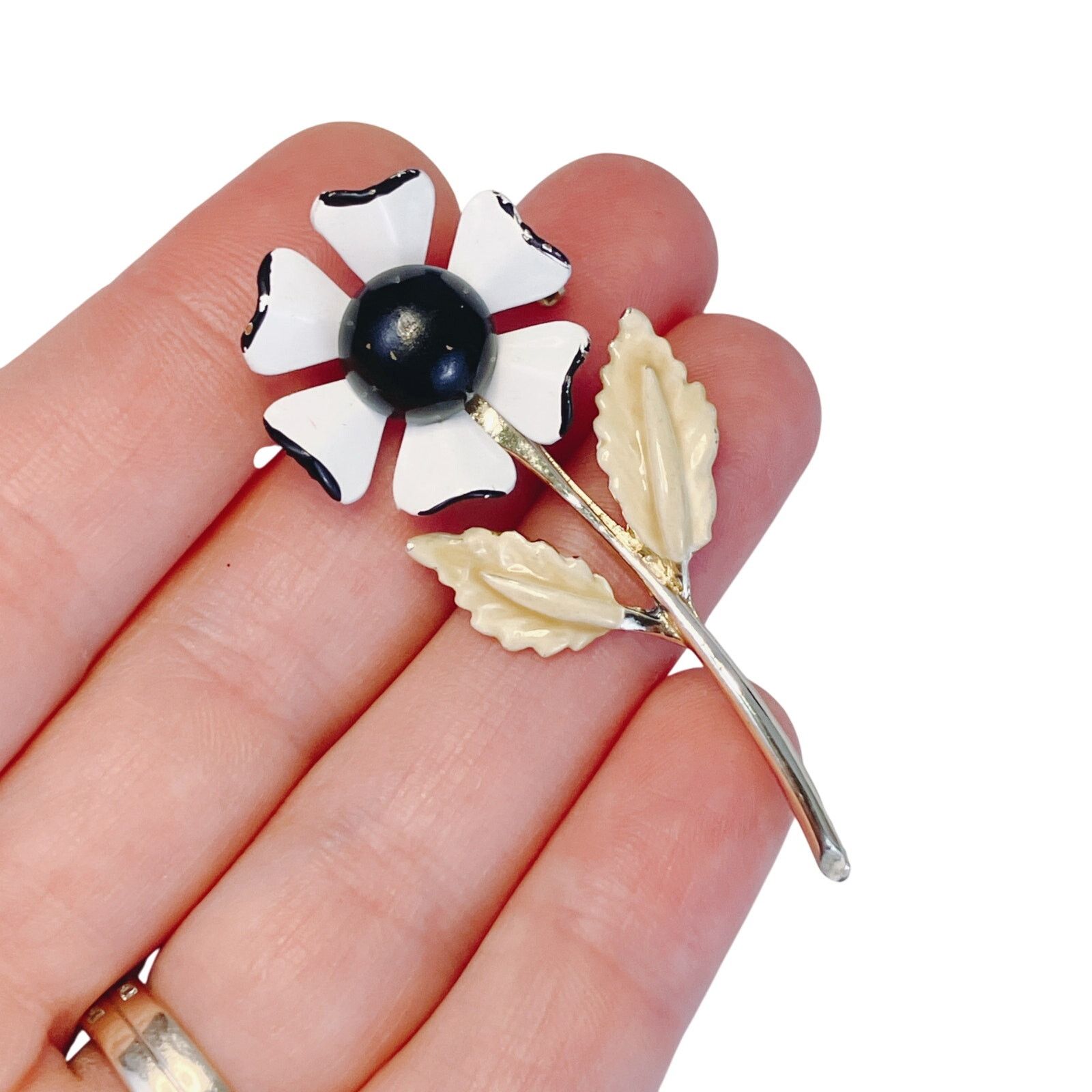 Vintage VTG 1960s Brooch Mod Enamel Flower Black White Size ONE SIZE - 2 Thumbnail