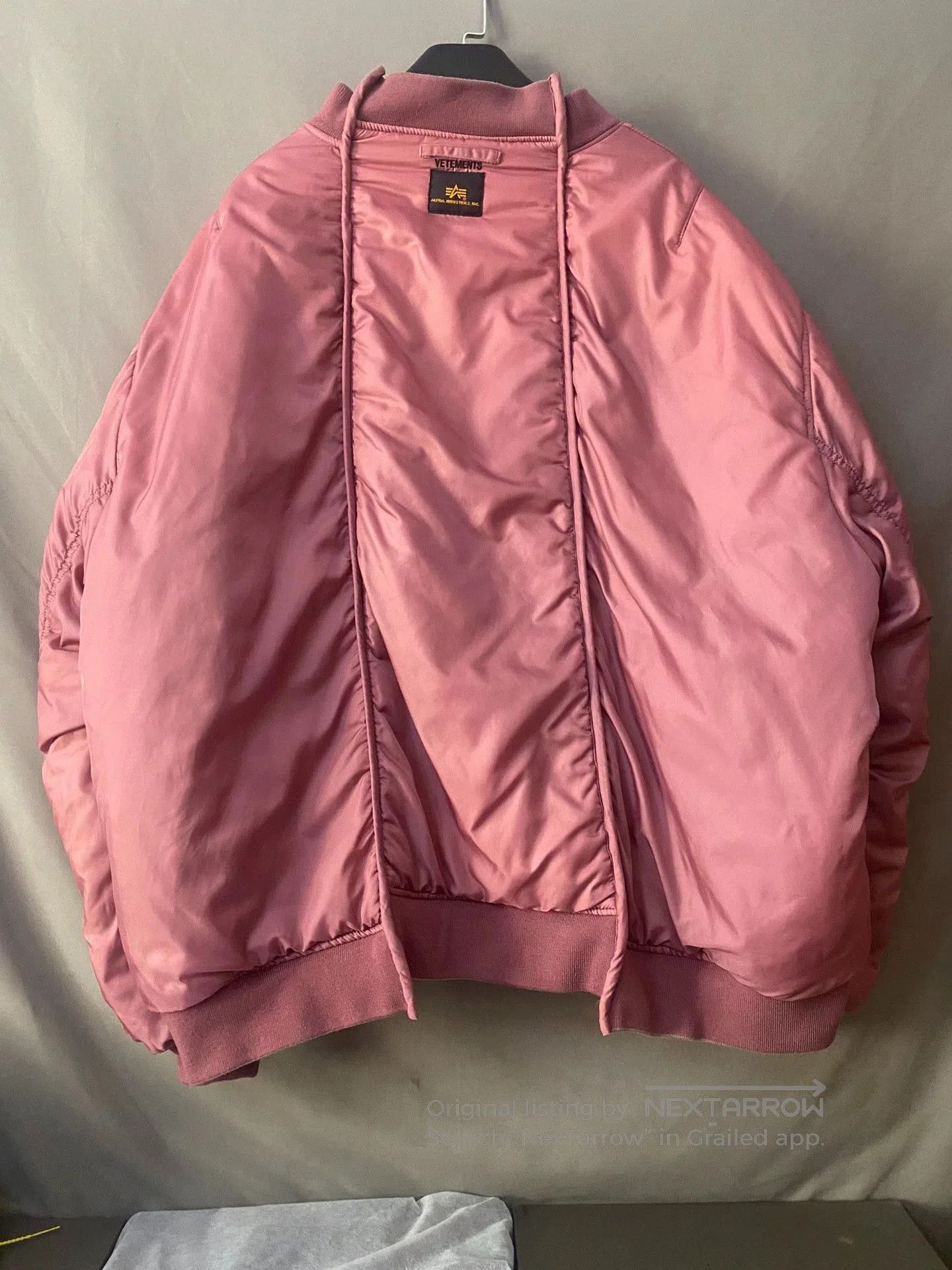 Vetements vetements reversible bomber jacket in beige color. Size US S / EU 44-46 / 1 - 5 Thumbnail